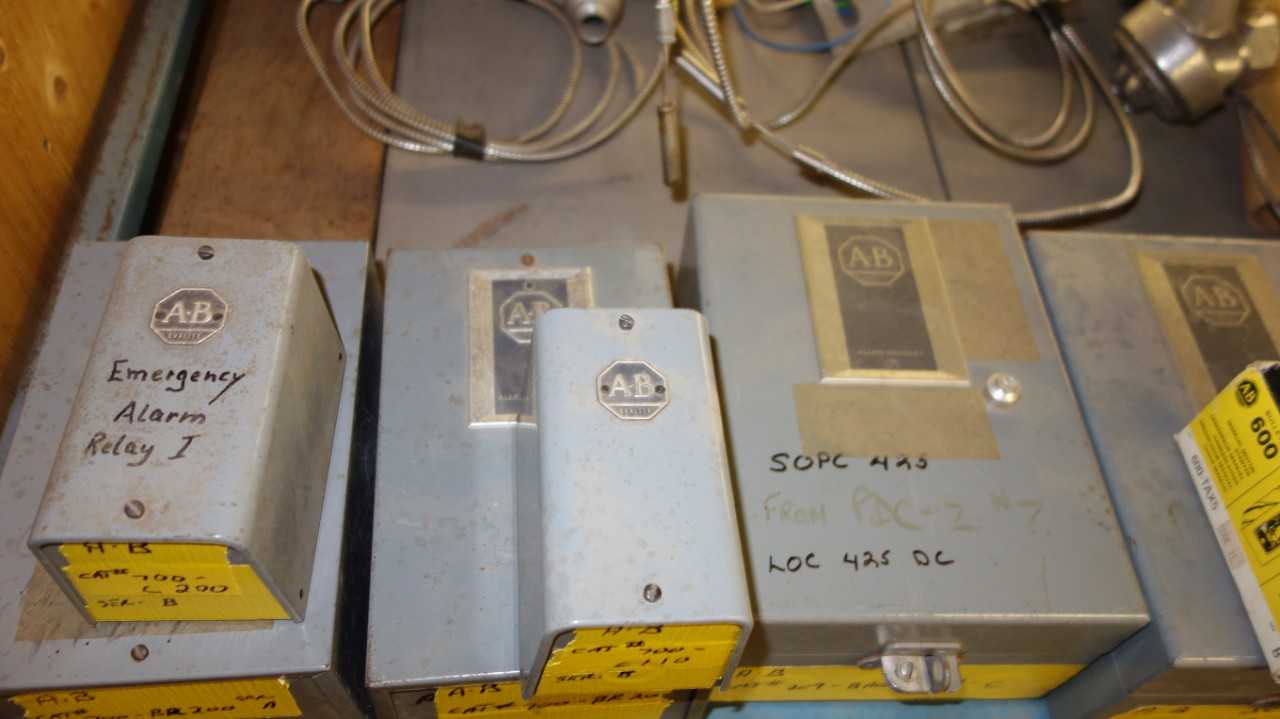 CONTENTS OF 2 SHELVES, ASSORTED ELECTRIC PUSH BUTTON CONTROL STATIONS - ELECTRICAL COMPONENTS