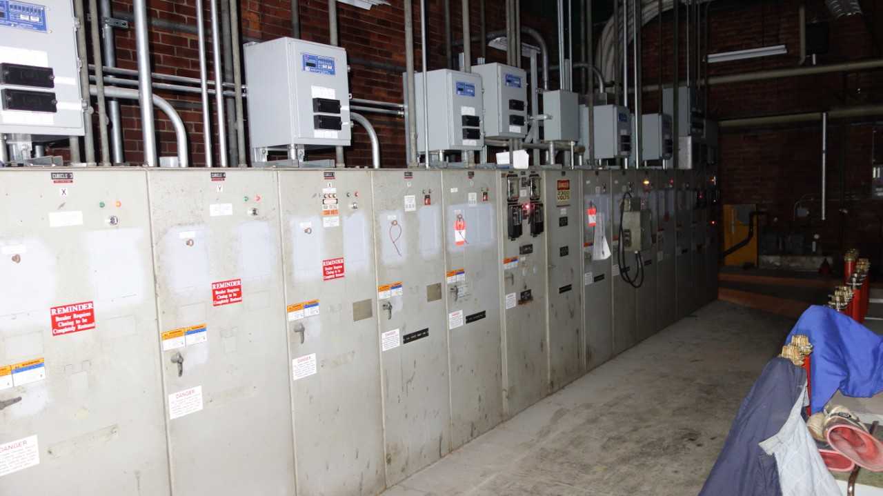 16 SECTIONS ALLIS CHALMERS H H 600A 5000V-AC SWITCHGEAR (CABINET ONLY, NO BREAKERS, ALL ELECTRICAL COMPONENTS/CABLE INCLUDED) DELAYED REMOVAL - SWITCHGEAR