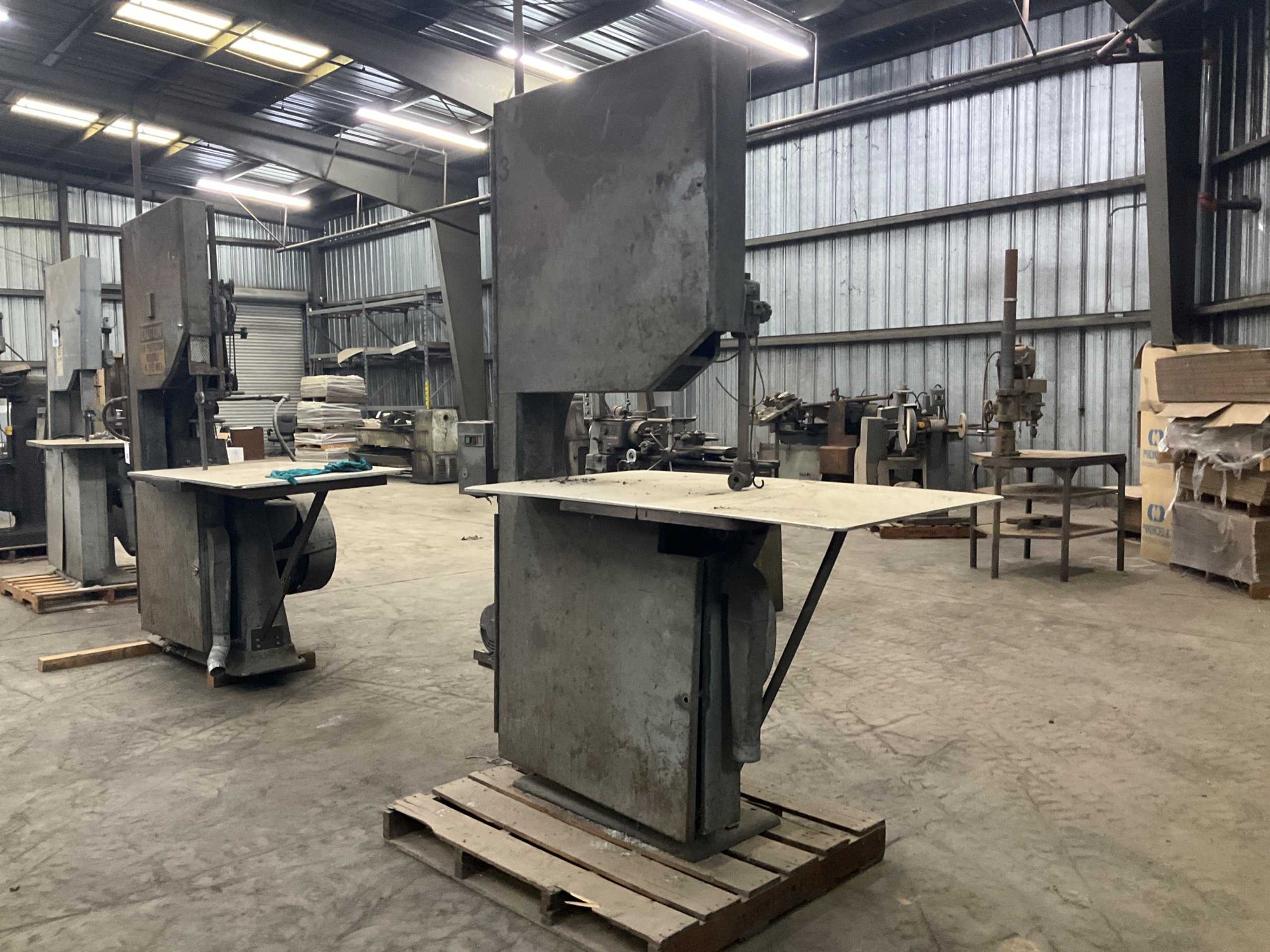 VERTICAL BAND SAW