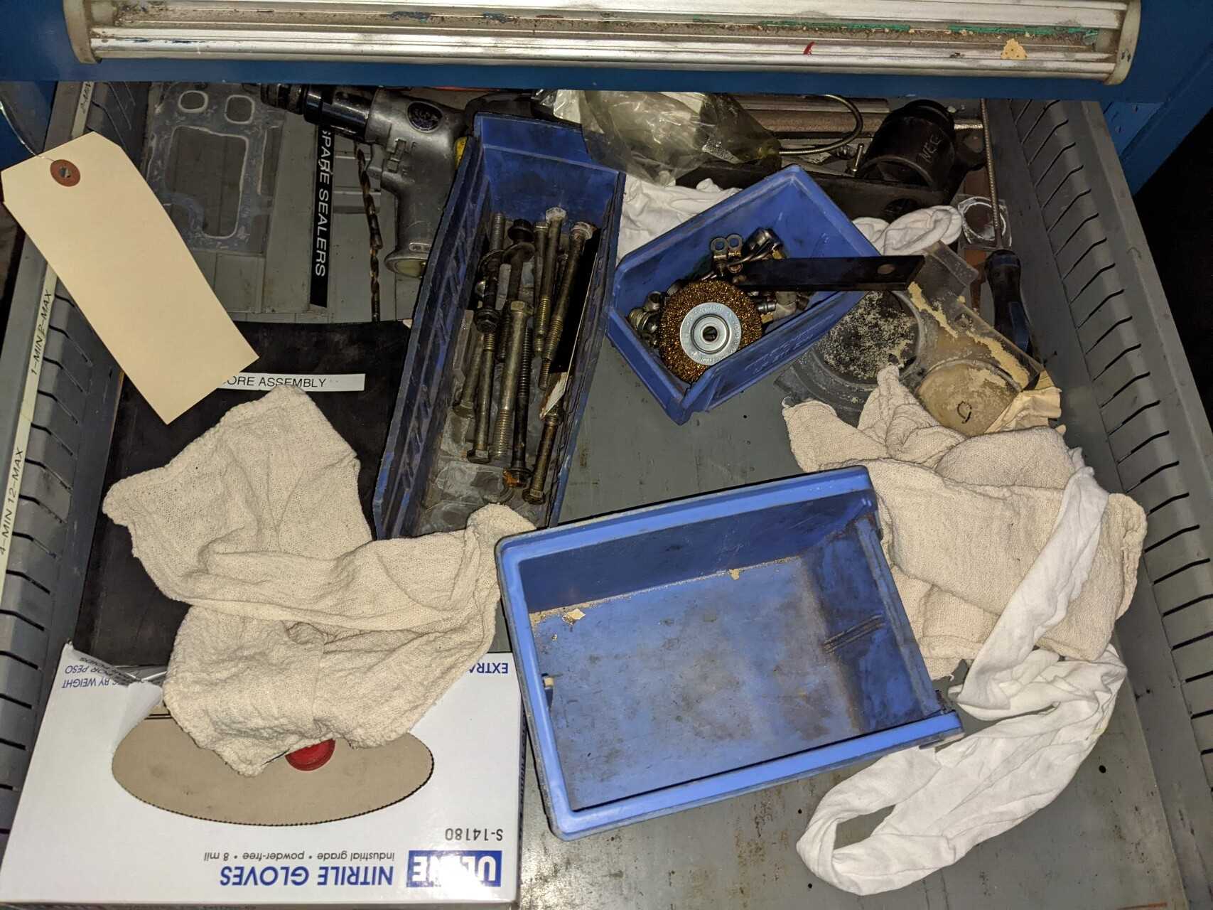 3 DRAWER STANLEY VIDMAR TOOL CABINET WITH CONTENTS, ASSORTED TOOLS, SOCKETS, AIR GUNS, BRUSHES - TOOL STORAGE