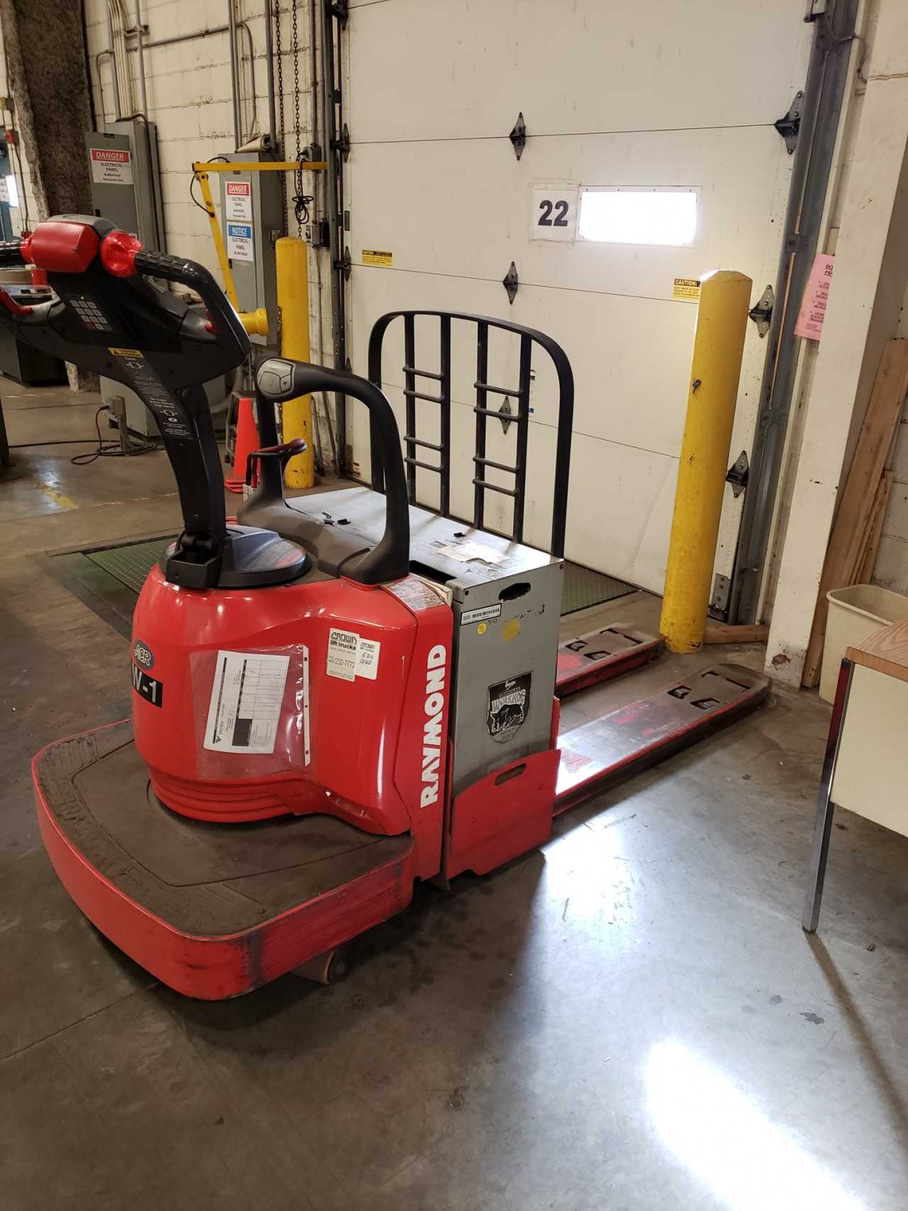 2009 Raymond 8400 rider pallet jack, Erie, PA - MANUAL PALLET JACKS