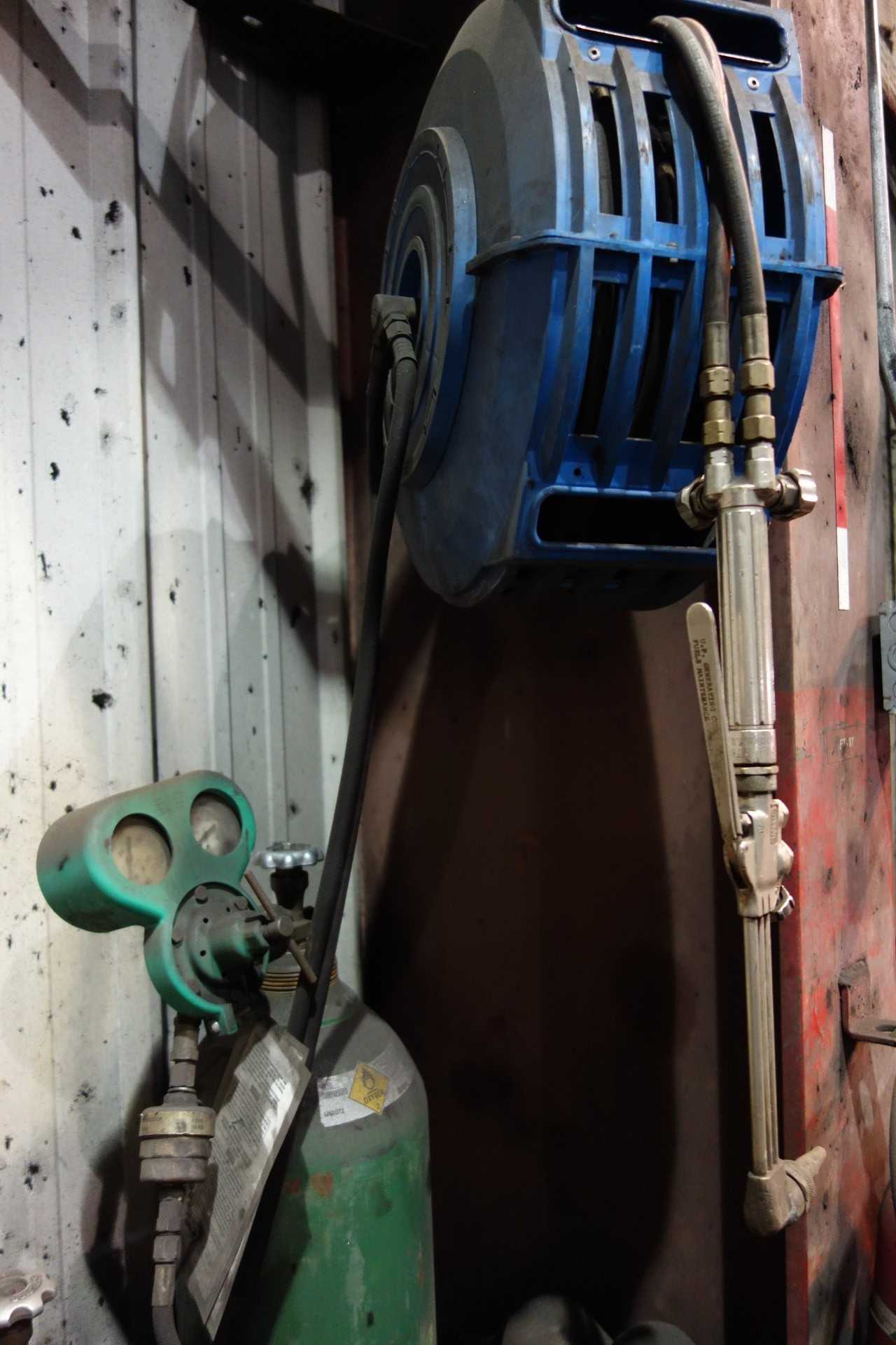 AIRGAS ACETYLENE & OXYGEN HOSE REEL (TANKS NOT INCLUDED) - WELDING EQUIPMENT