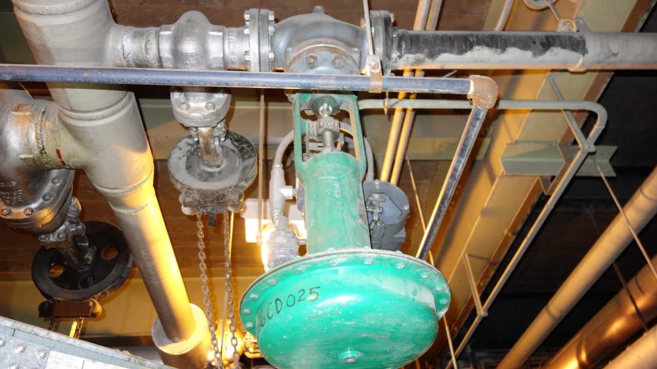 FISHER 667-ES 4 IN STEEL CONTROL VALVE W/ 3590 POSITIONER - CONTROL VALVE