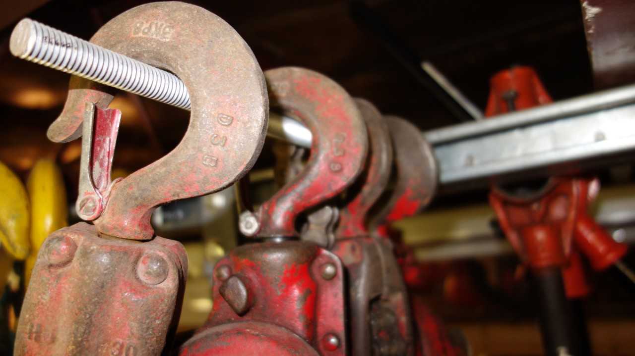 LOT OF 2  2 CHAIN 1-1/2 TON CHAIN HOIST COME ALONG - LIFTING EQUIPMENT