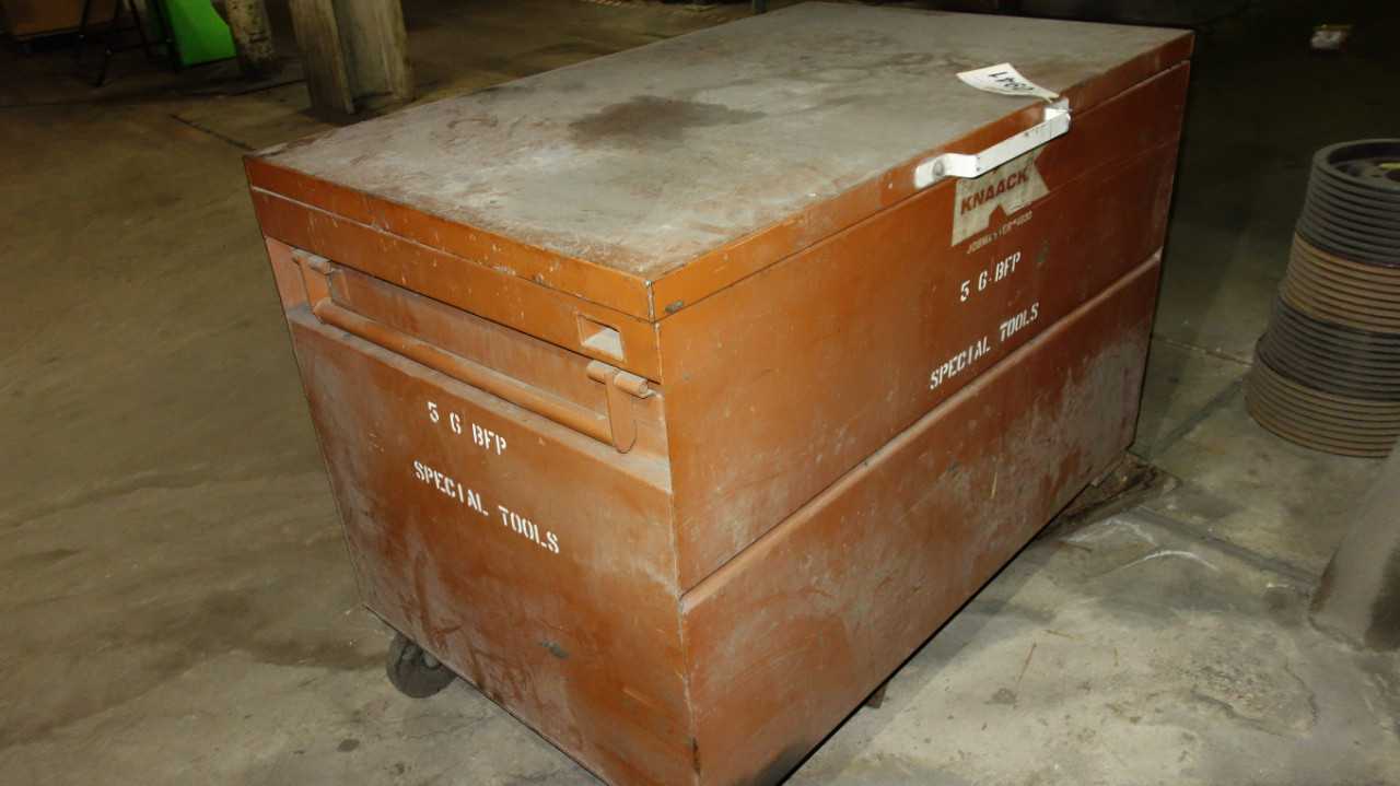 KNACK JOB BOX WITH HARDWARE AND PIPE (MISSING WHEEL) - MISCELLANEOUS