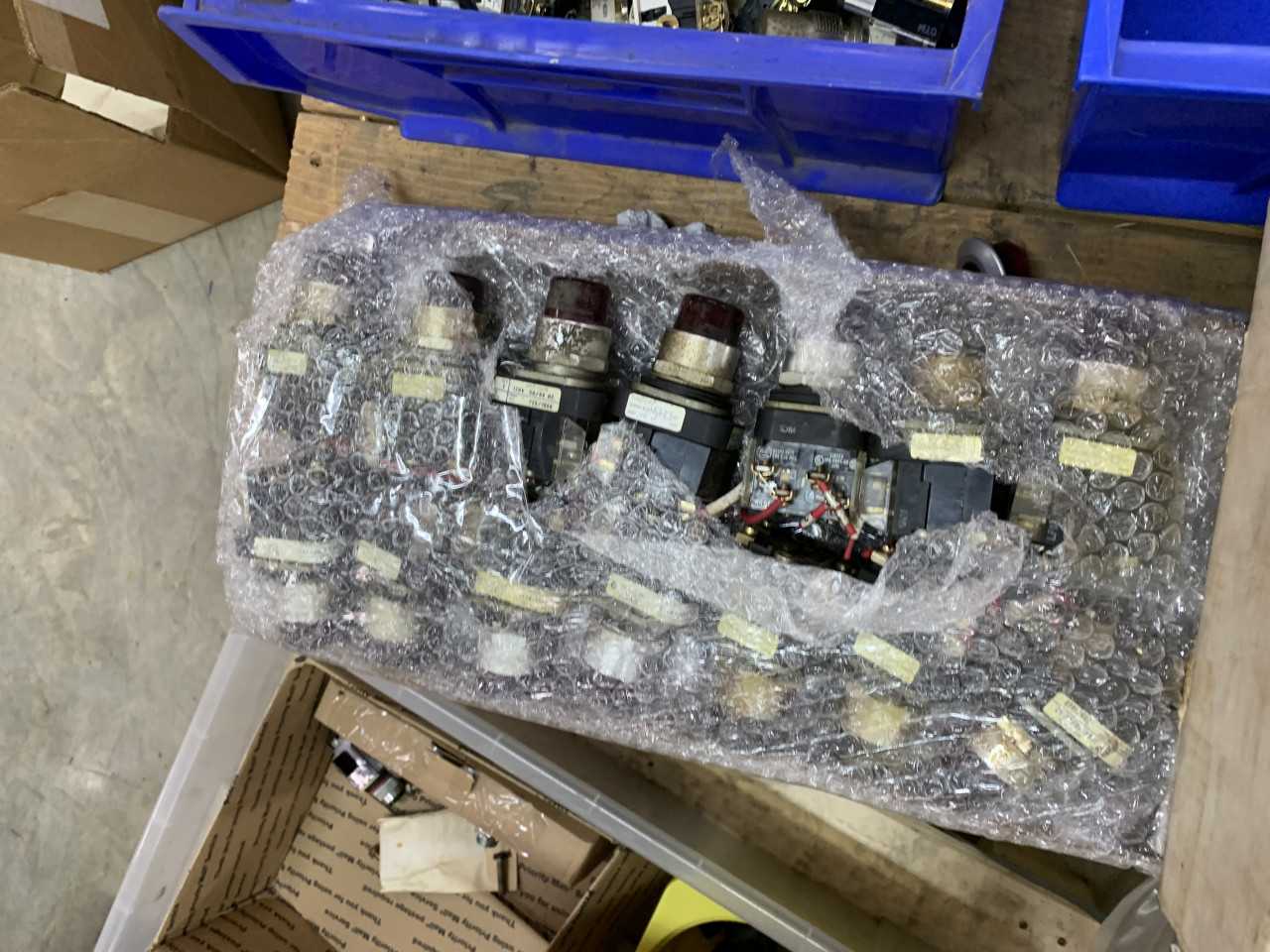 PALLET OF USED ALLEN-BRADLEY PUSH BUTTONS AND SELECTOR SWITCHES VARIOUS MODELS HUNDREDS OF BUTTONS!! - ELECTRICAL COMPONENTS
