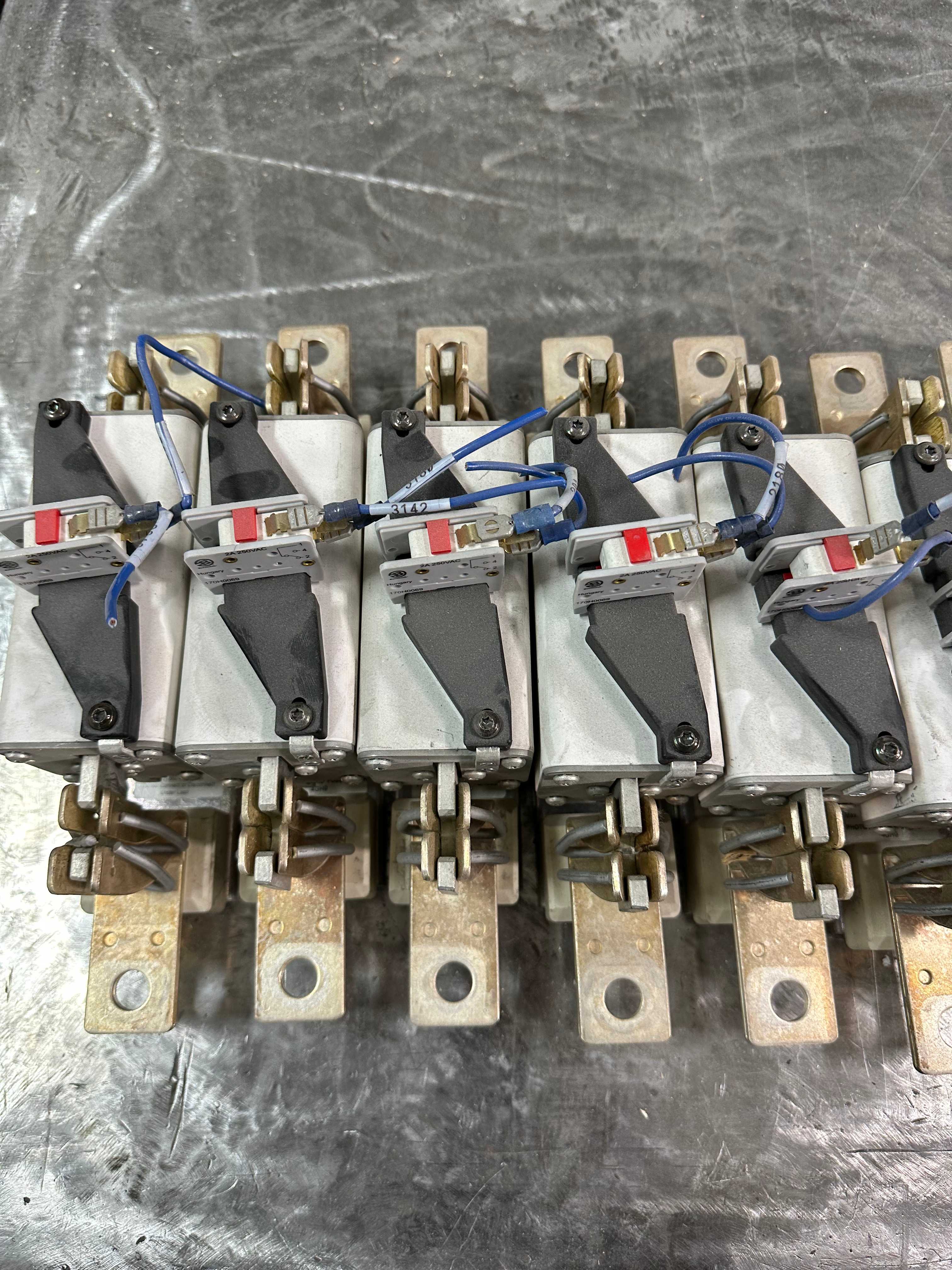 BULK LOT OF COOPER BUSSMANN FUSES QTY 8 400AMPS 750V DC - ELECTRICAL COMPONENTS