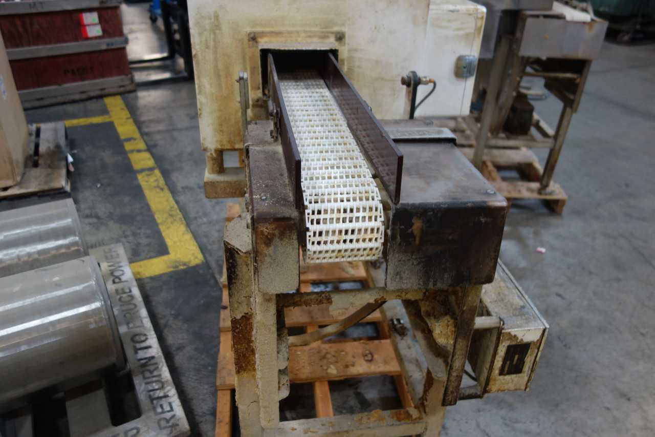 CONVEYOR SYSTEM WITH GORING KERR METAL DETECTION UNIT - CONVEYORS