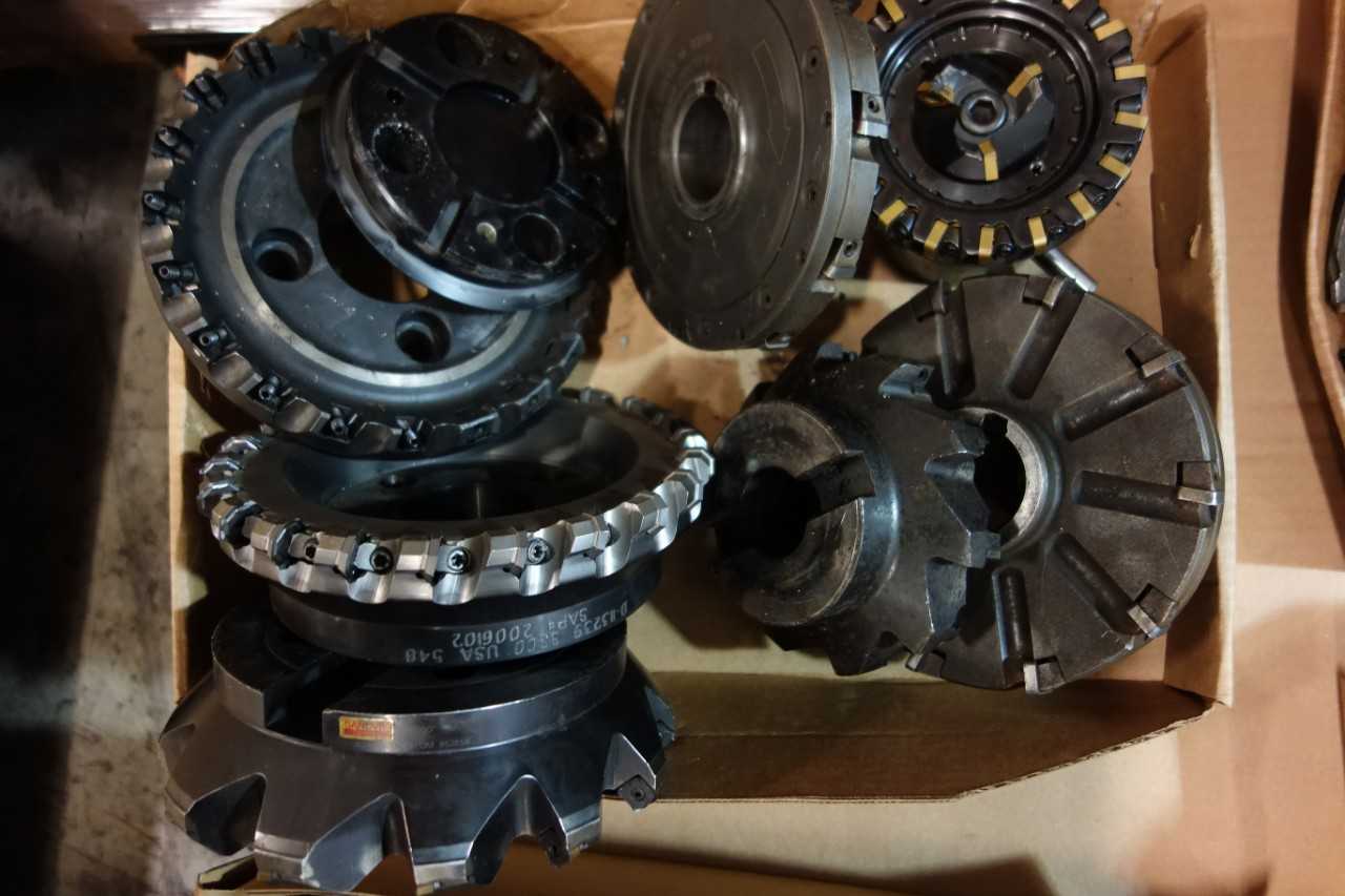 LOT OF ASSORTED SURFACE MILLS AND CUTTERS - SANDVIK - ELECTRIC POWER TOOLS