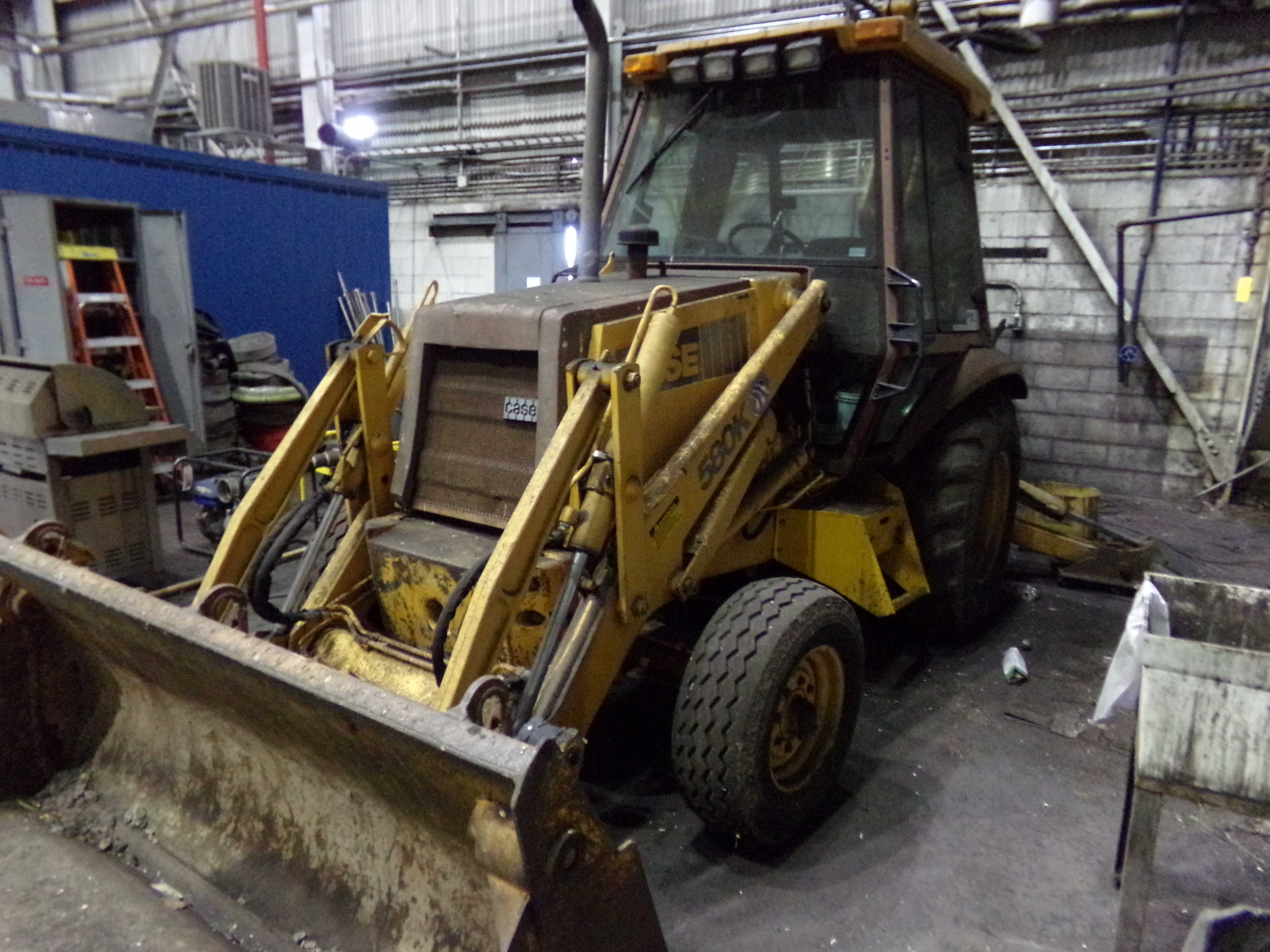 Case 580K Loader Backhoe - WHEEL LOADERS