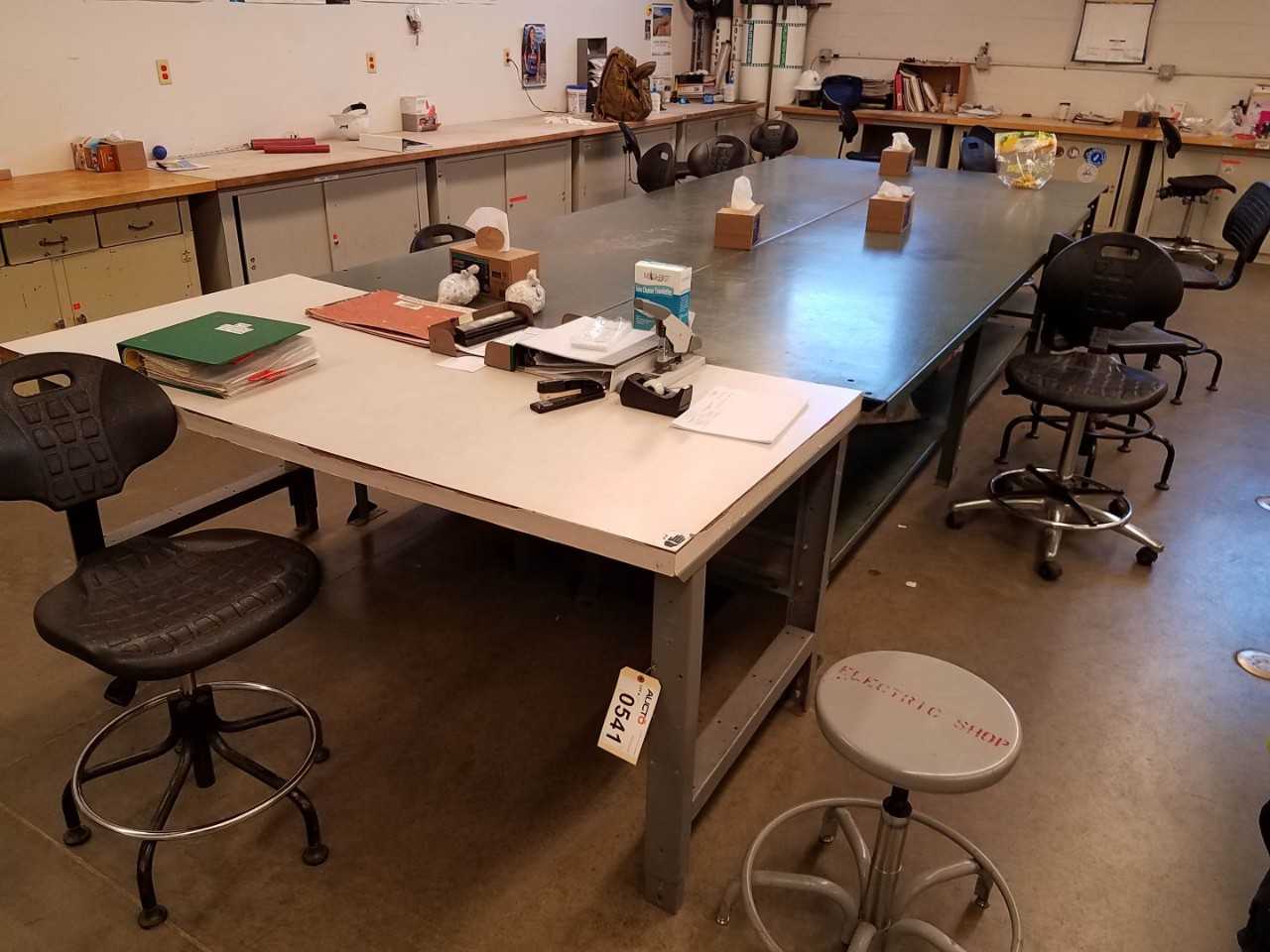 Lot of 2 8' x 3' and 6' x 3' steel work desks - MATERIAL HANDLING Lot of 2 8' x 3' and 6' x 3' steel work desks - MATERIAL HANDLING