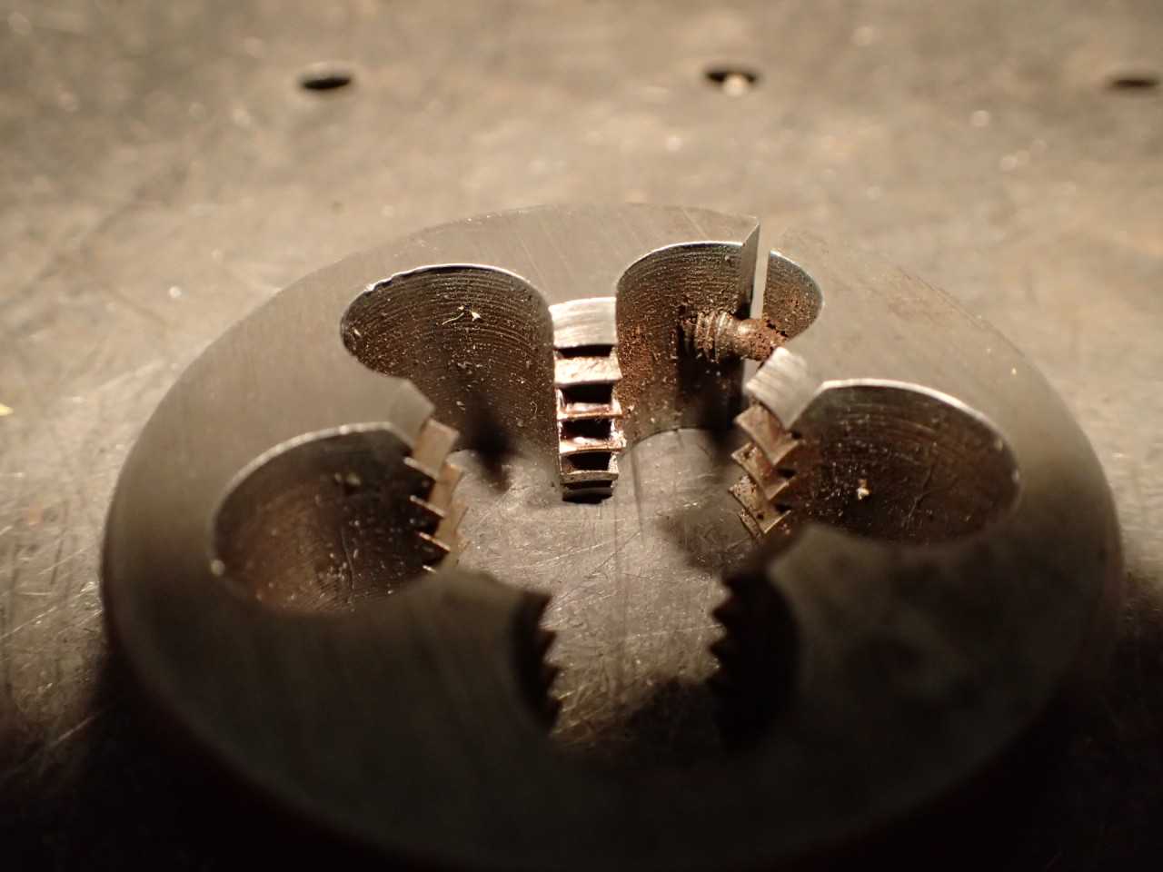 Cleveland 7/8" -9 NC Split Thread Threading Die: 2" Round Body, USA - HOLEMAKING TOOLS
