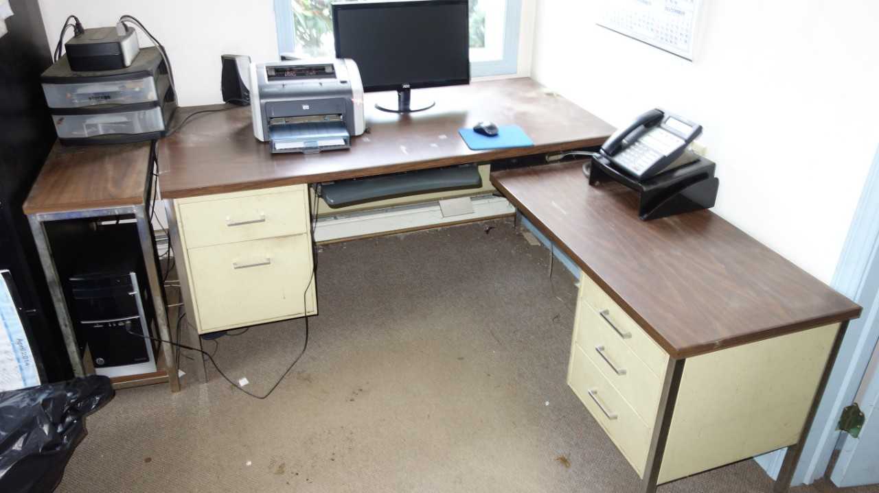 LOT OF 2 DESKS, (DOES NOT INCLUDED COMPUTERS, PRINTERS) - PLANT & FACILITY