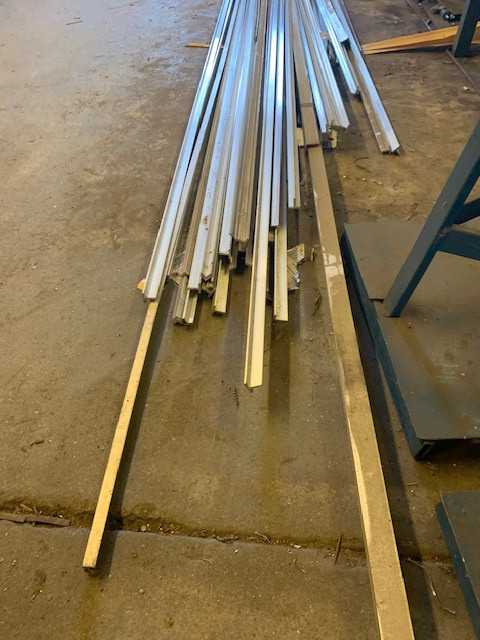 LOT OF ASSORTED ALUMINUM STOCK 20DEG ANGLE & T-SHAPED - MISCELLANEOUS