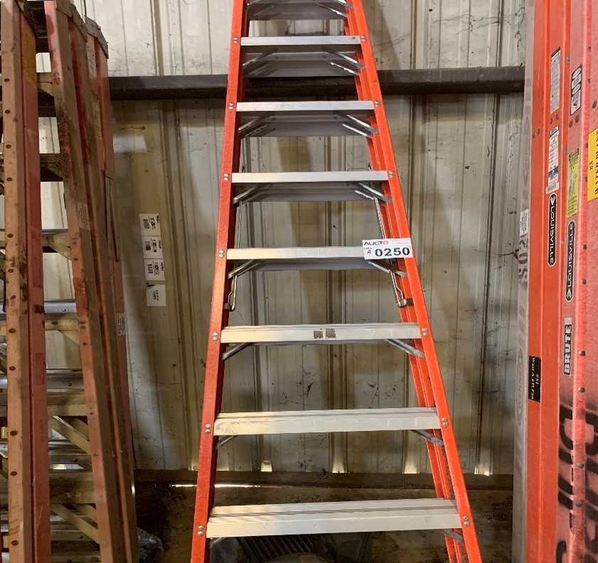 Louisville 10' Step Ladder - MATERIAL HANDLING Louisville 10' Step Ladder - MATERIAL HANDLING