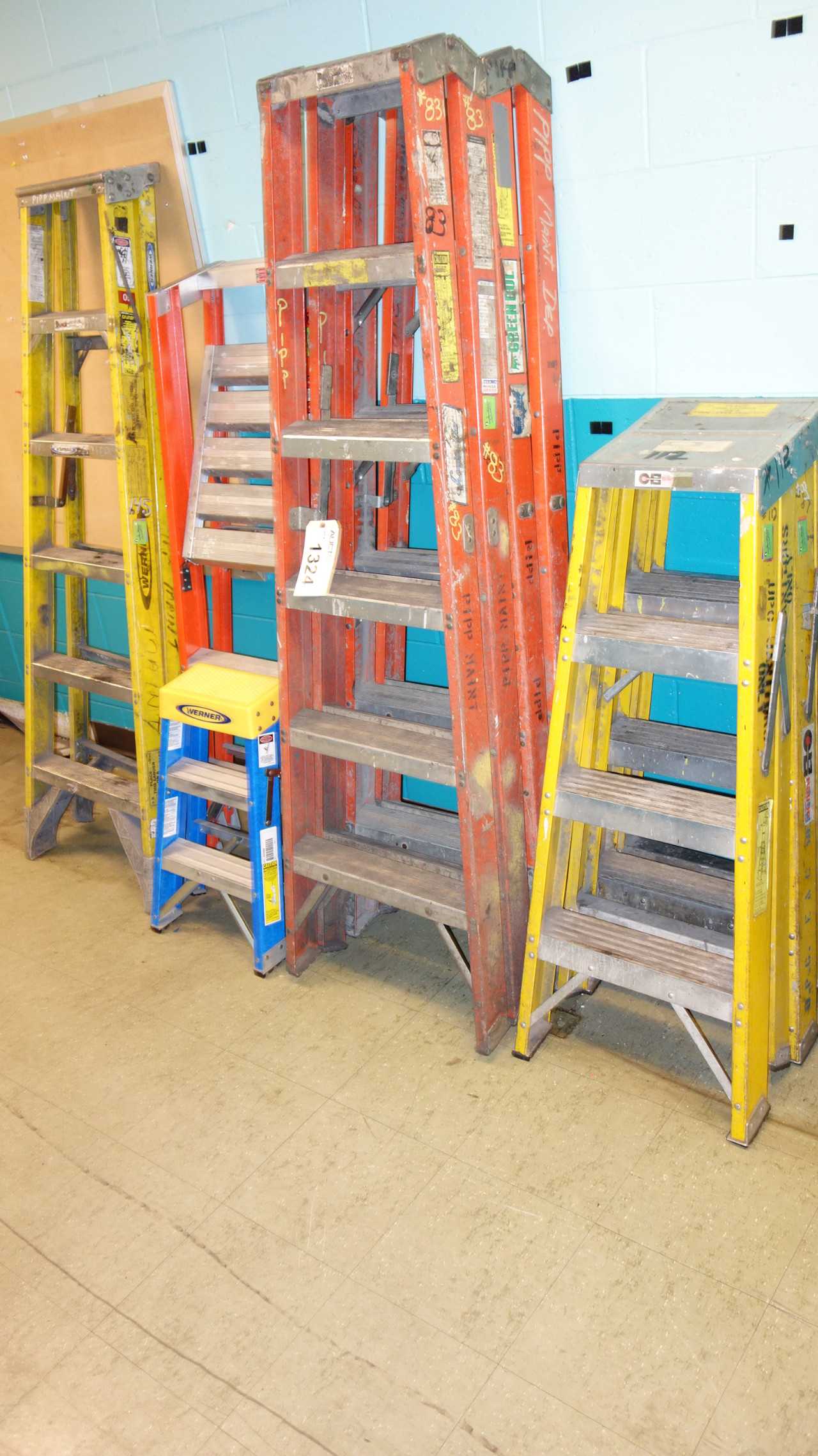 LOT OF 7 FIBERGLASS LADDERS - PLANT & FACILITY