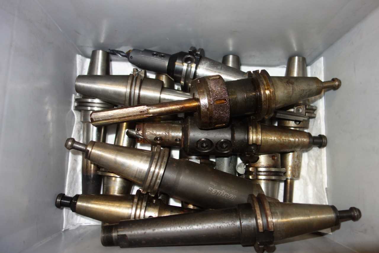 LOT OF ASSORTED CAT 40 TOOL HOLDERS - ELECTRIC POWER TOOLS