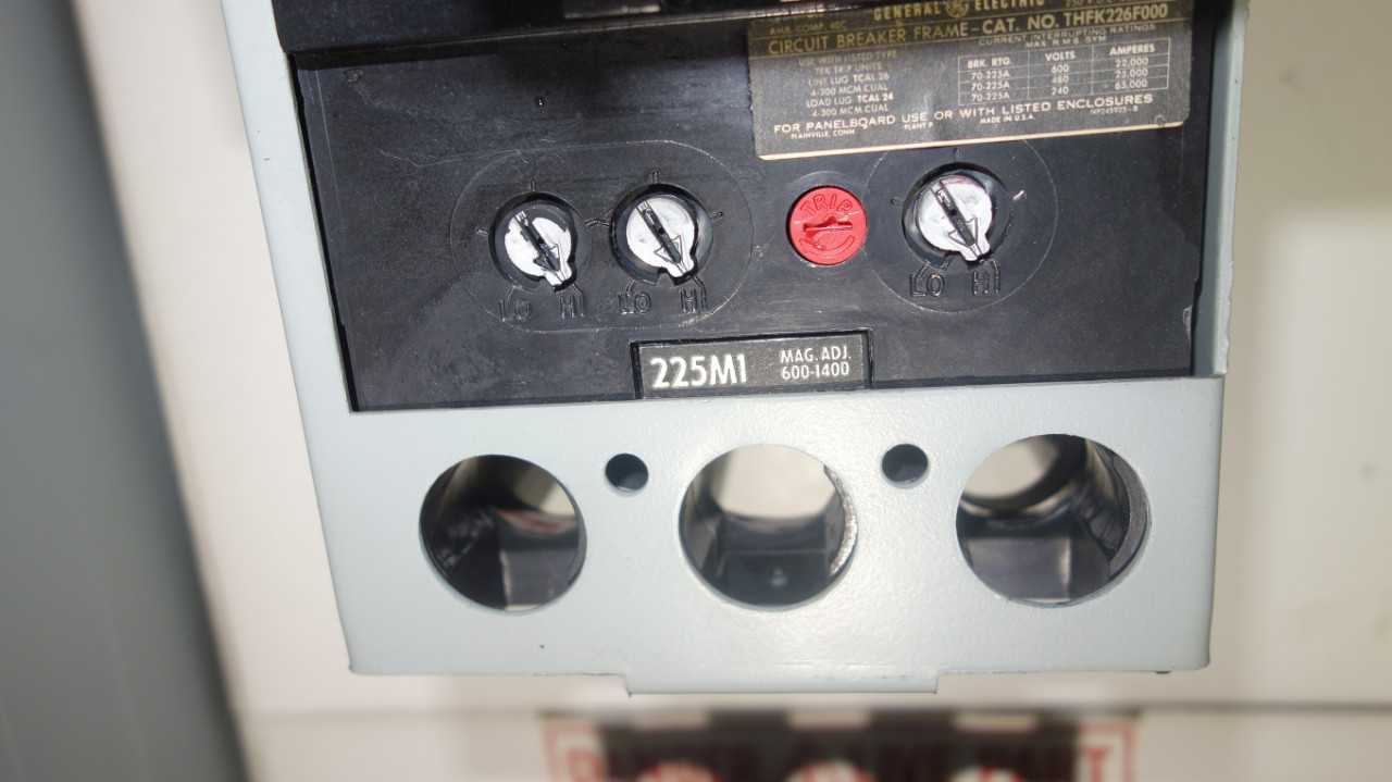 3X SECTIONS OF GENERAL ELECTRIC THED BREAKERS - CIRCUIT BREAKERS