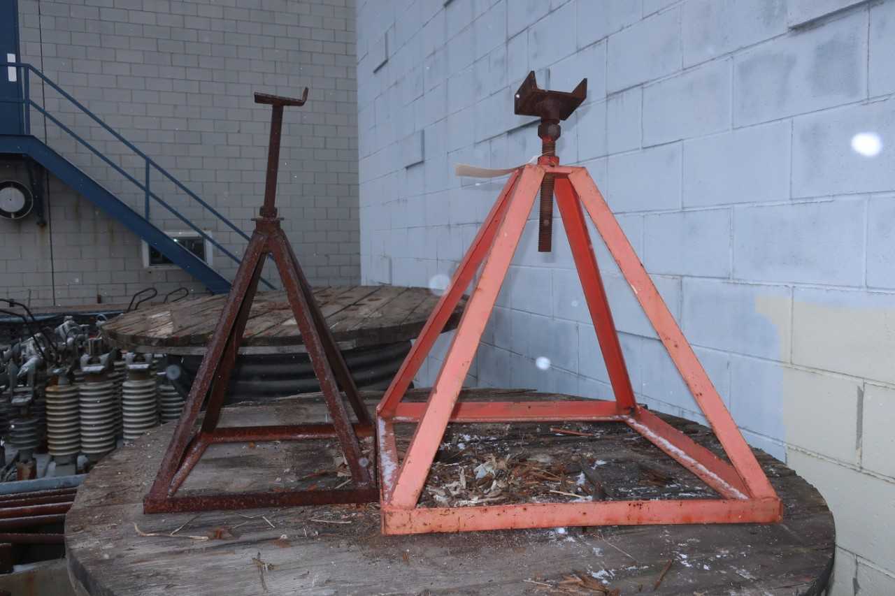 LOT OF 2 ASSORTED JACK STANDS - TRAILER MOUNTED EQUIPMENT