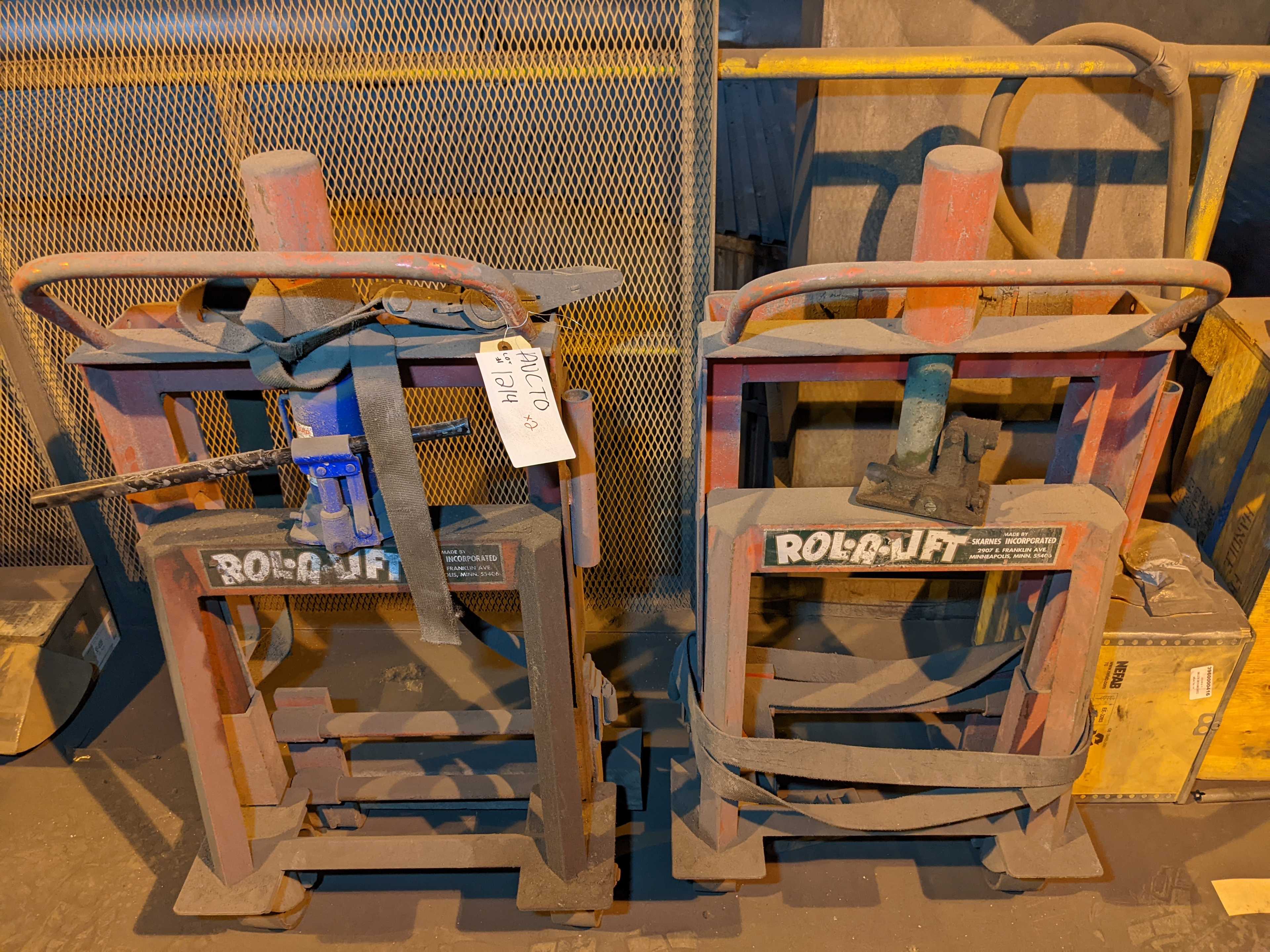 LOT OF TWO HYDRAULIC LIFTS - MATERIAL HANDLING LOT OF TWO HYDRAULIC LIFTS - MATERIAL HANDLING