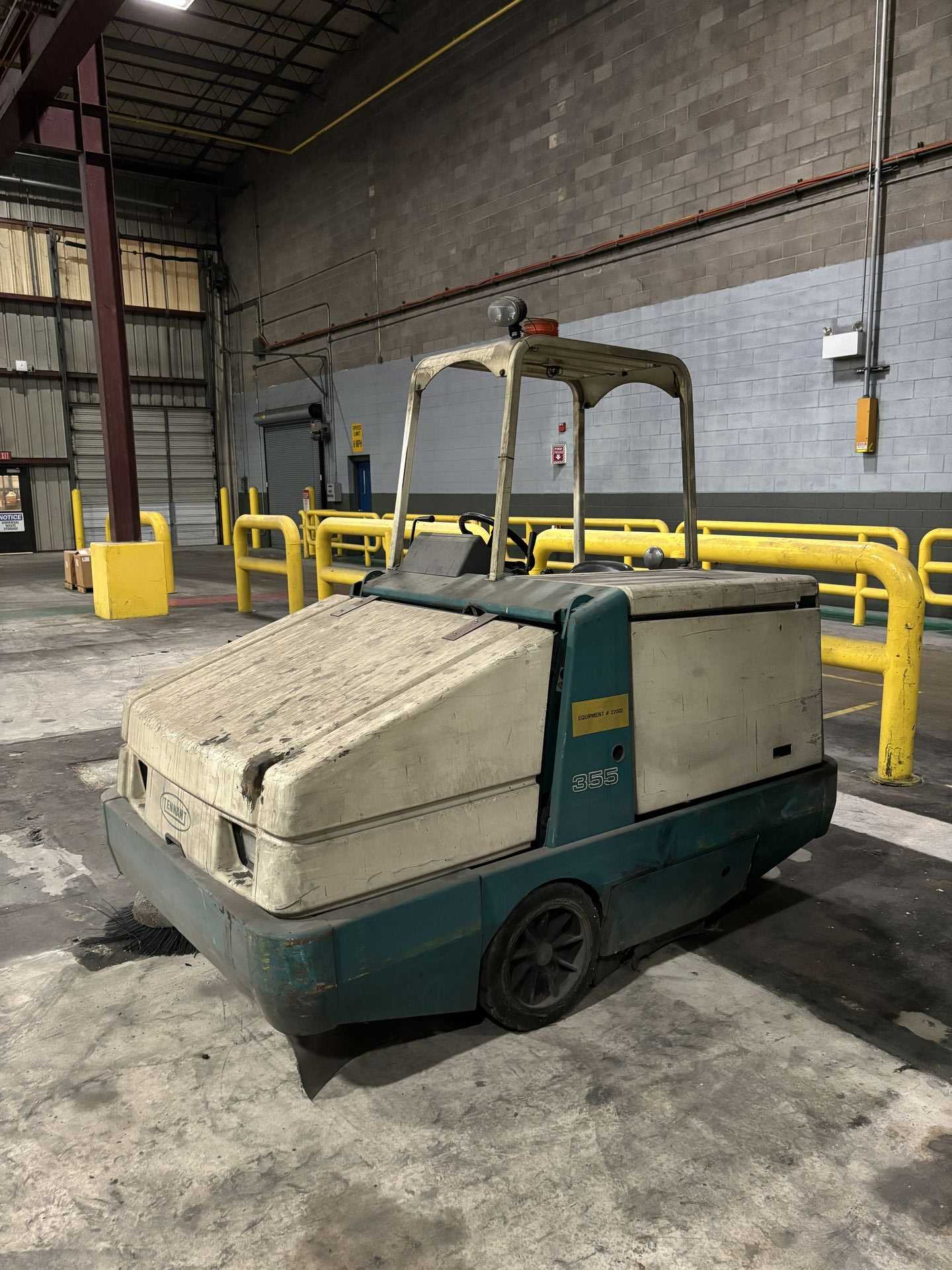 TENNANT 355 POWER OPERATED CLEANING MACHINE - SWEEPER TRUCKS