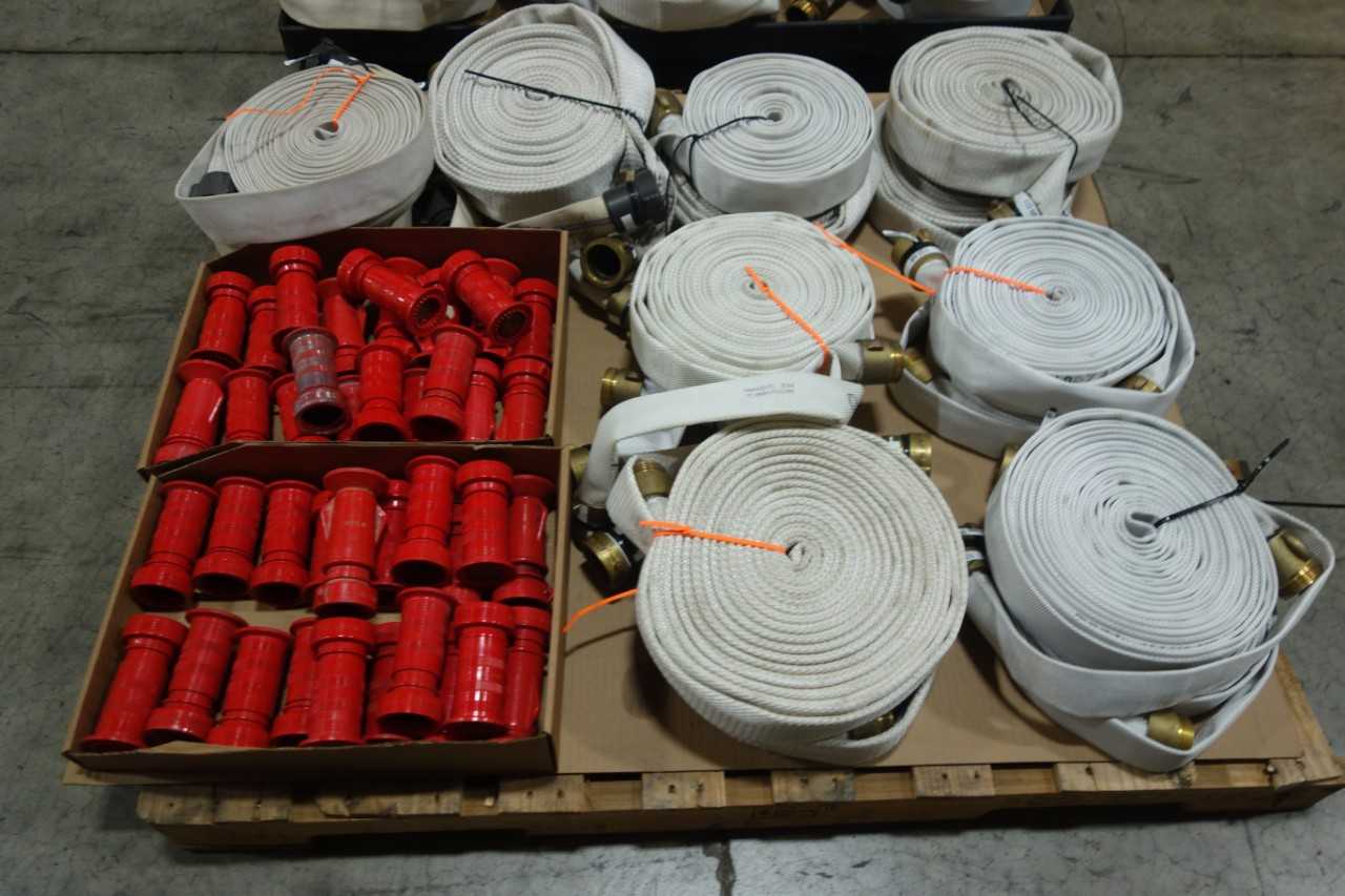 LOT OF 40 POLYFLEX FIRE HOSE 1-HALF IN 50FT 100FT LENGTHS AND 38 WILKO NOZZLES 1-HALF IN - HOSE