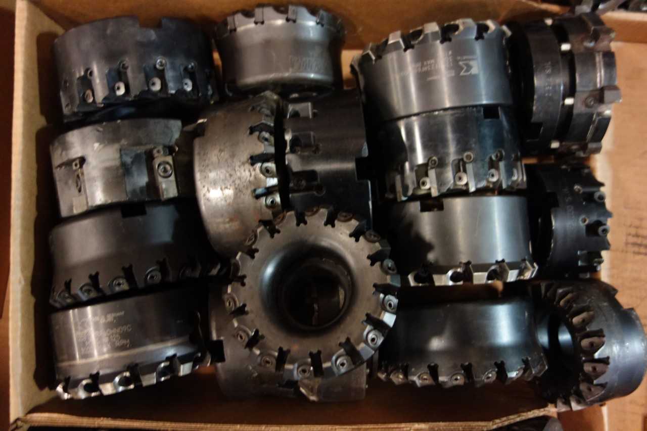 LOT OF ASSORTED SURFACE MILLS AND CUTTERS - KENNAMETAL - MACHINING ACCESSORIES & TOOLING