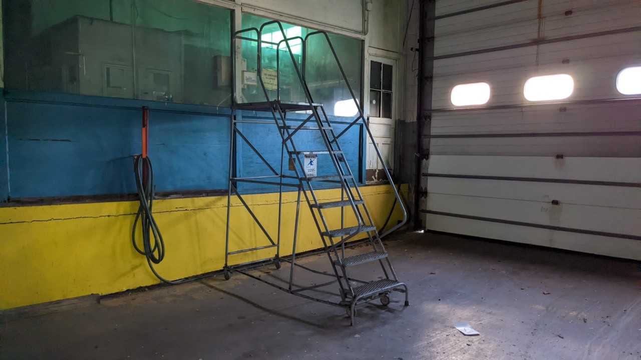 8' step ladder - MATERIAL HANDLING