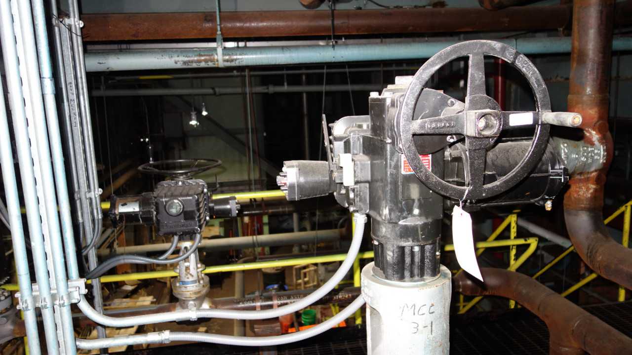 LOT OF 2 LIMITORQUE L120-40 AND L120-20 VALVE OPERATORS - VALVES