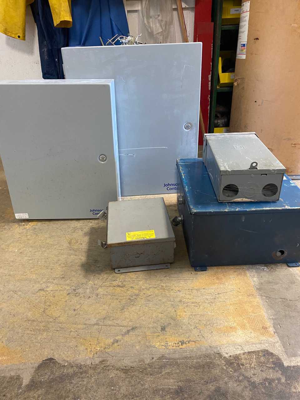 Lot of 5 electrical enclosure boxes - ELECTRICAL COMPONENTS Lot of 5 electrical enclosure boxes - ELECTRICAL COMPONENTS