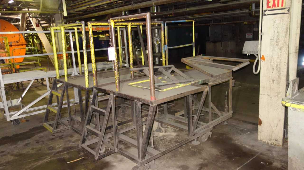 LOT OF 2 PORTABLE WORK PLATFORMS - MISCELLANEOUS