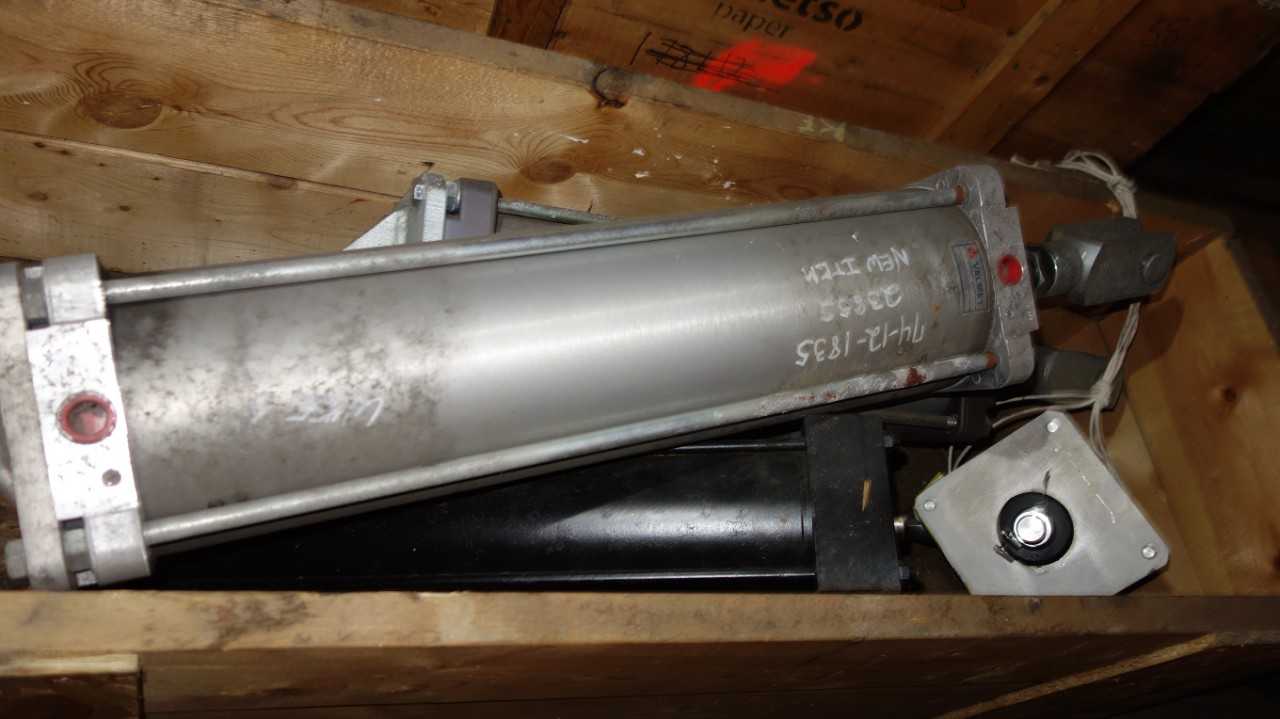 1 CRATE OF ASSORTED VALMET HYDRAULIC CYLINDERS - HYDRAULIC CYLINDERS