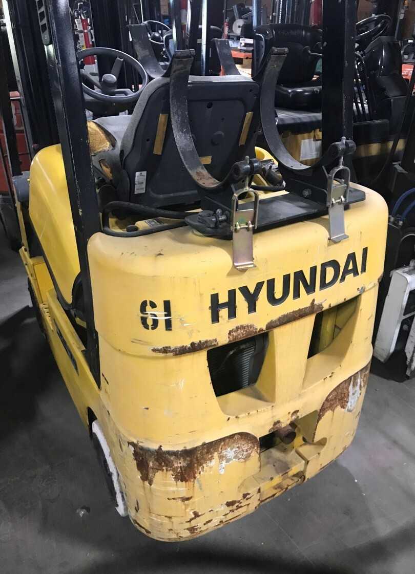 #61 / Hyundai Electric Lift - FORKLIFTS
