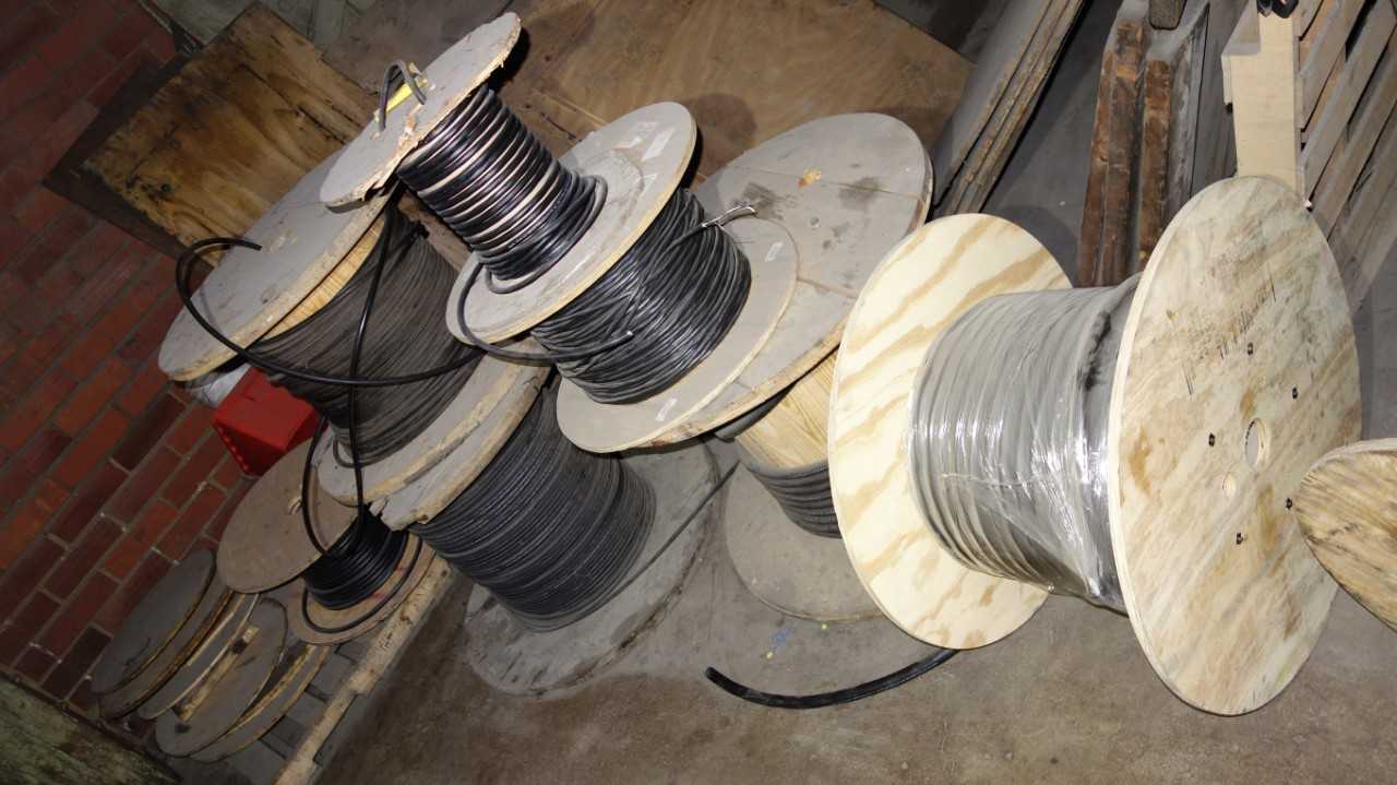 LOT OF ASSORTED SPOOLS OF WIRE (FRONT SECTION) - ELECTRICAL COMPONENTS