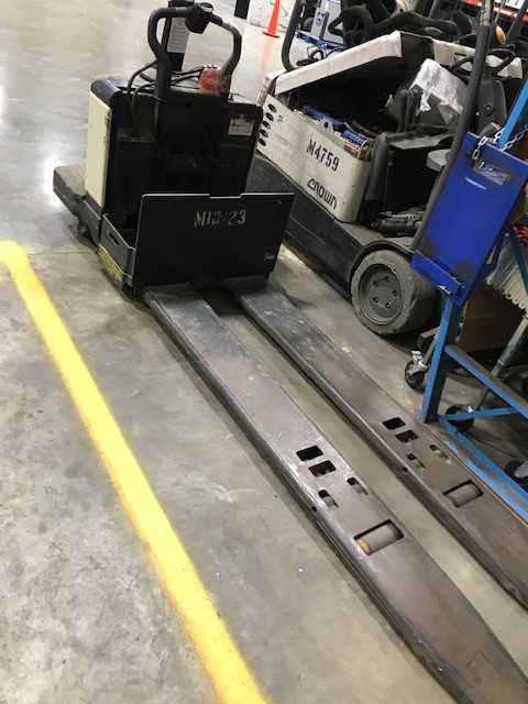 2002 Crown PE3540-60 double rider pallet jack, Hebron, KY - MANUAL PALLET JACKS