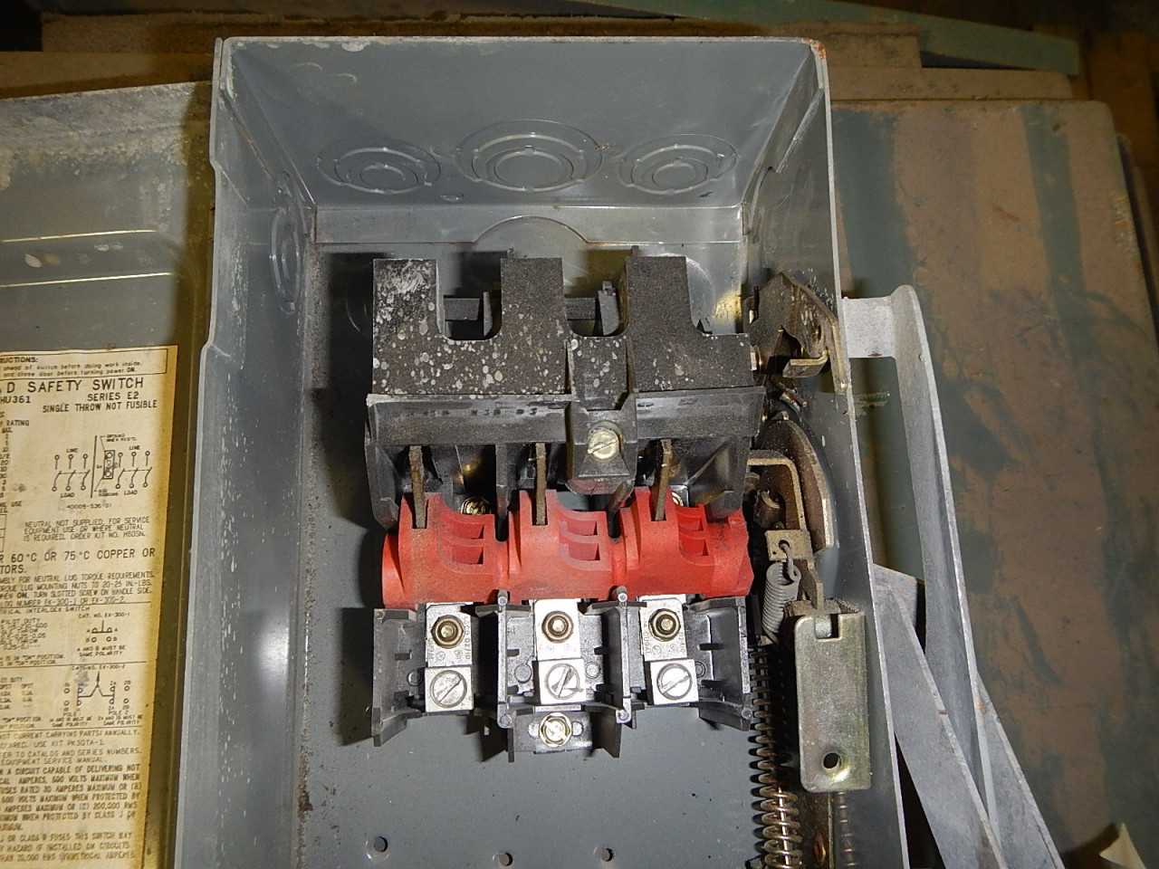 30 Amp Square-D Safety Switch - DISCONNECT SWITCHES