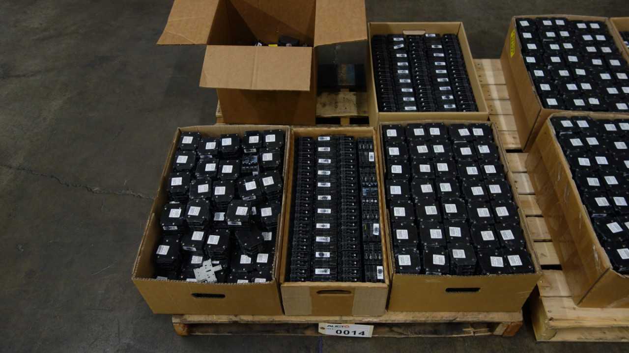 1 PALLET OF ASSORTED CIRCUIT BREAKERS - CIRCUIT BREAKERS