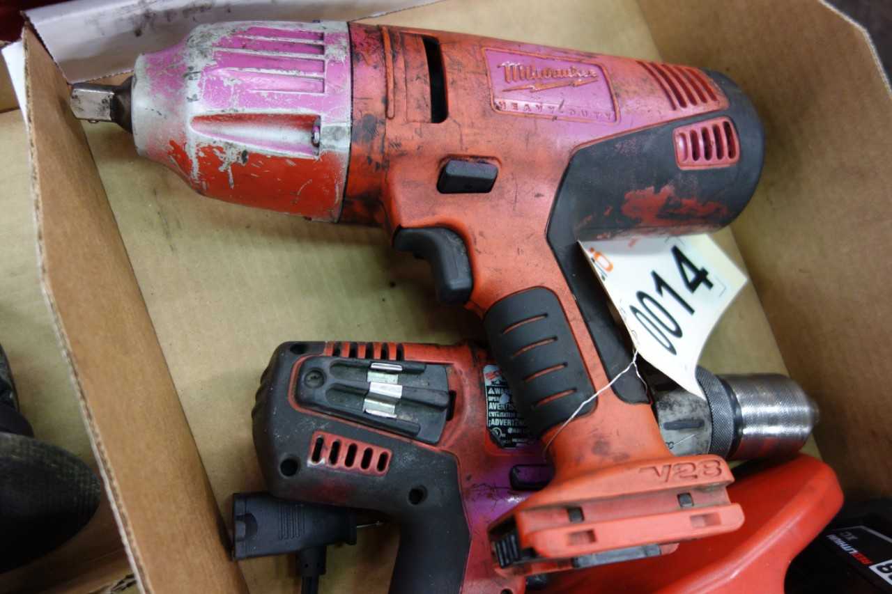 LOT OF 2 MILWAUKEE M28 1/2IN IMPACT WRENCHES - ELECTRIC POWER TOOLS
