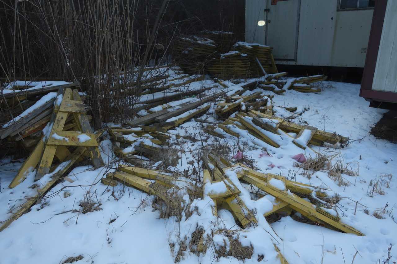 LOT OF ASSORTED WOODEN BARRICADES - TRAILER MOUNTED EQUIPMENT