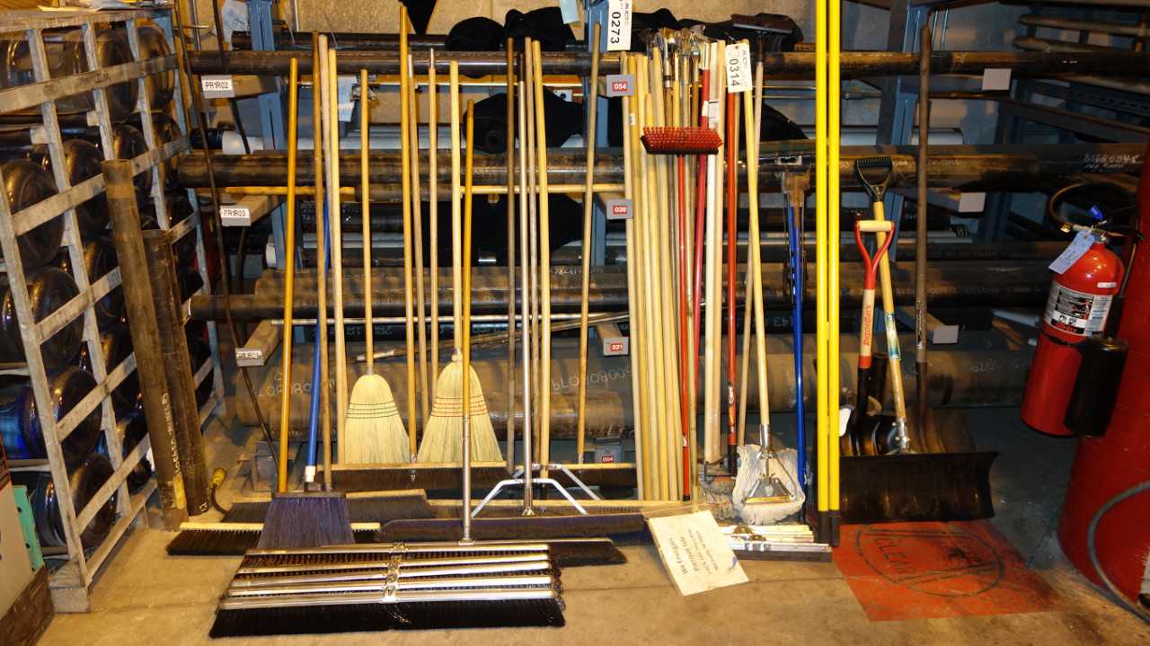 LOT OF ASSORTED CLEANING TOOLS, BROOMS, SHOVELS - ELECTRIC POWER TOOLS