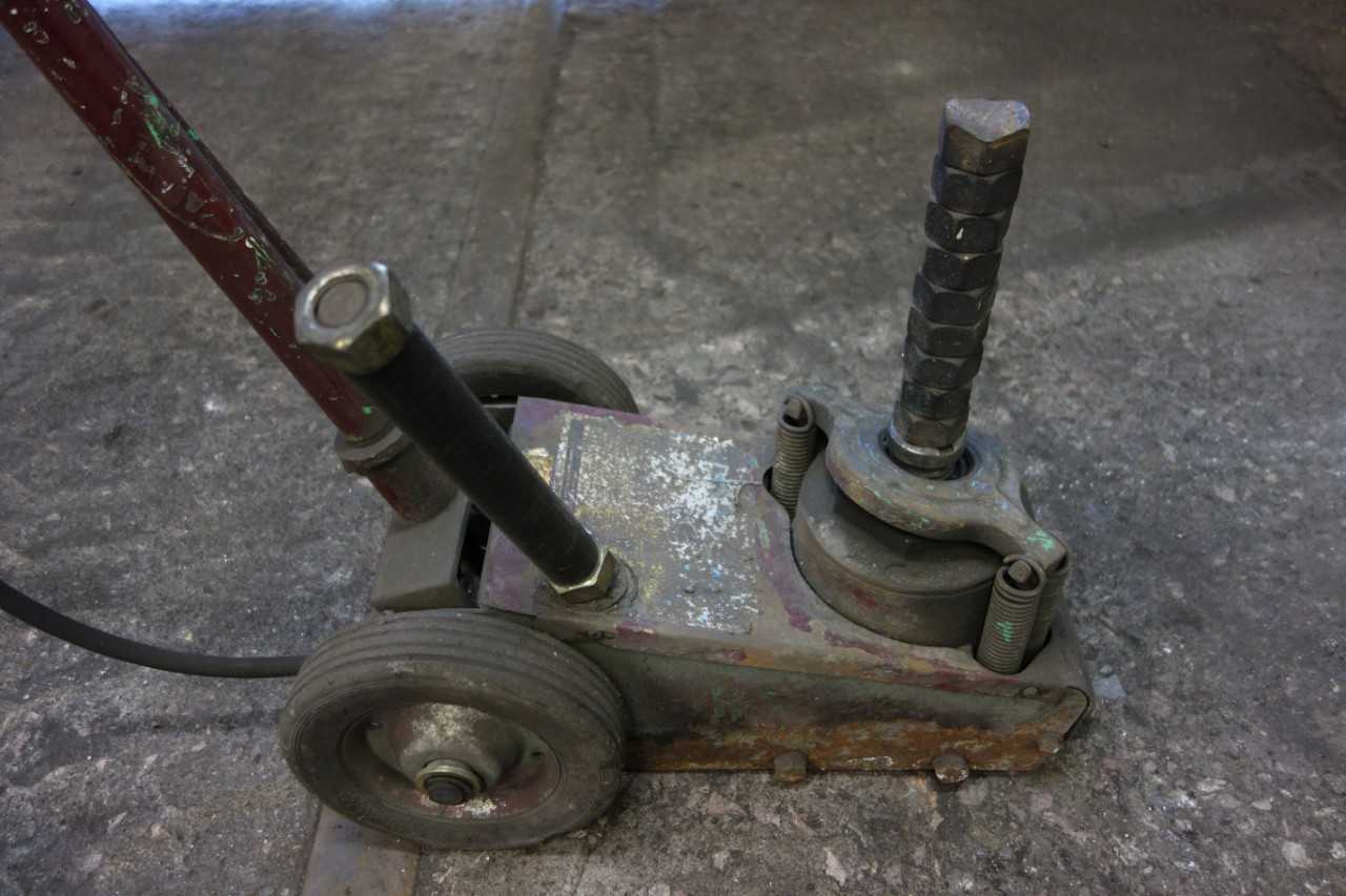 SEALED POWER PNEUMATIC FLOOR JACK - PLANT & FACILITY
