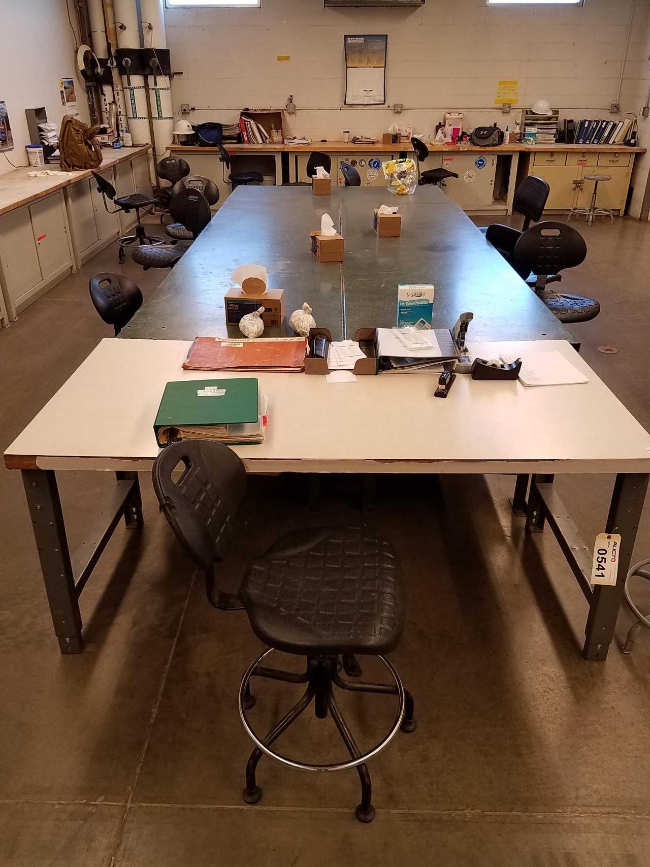 Lot of 2 8' x 3' and 6' x 3' steel work desks - MATERIAL HANDLING