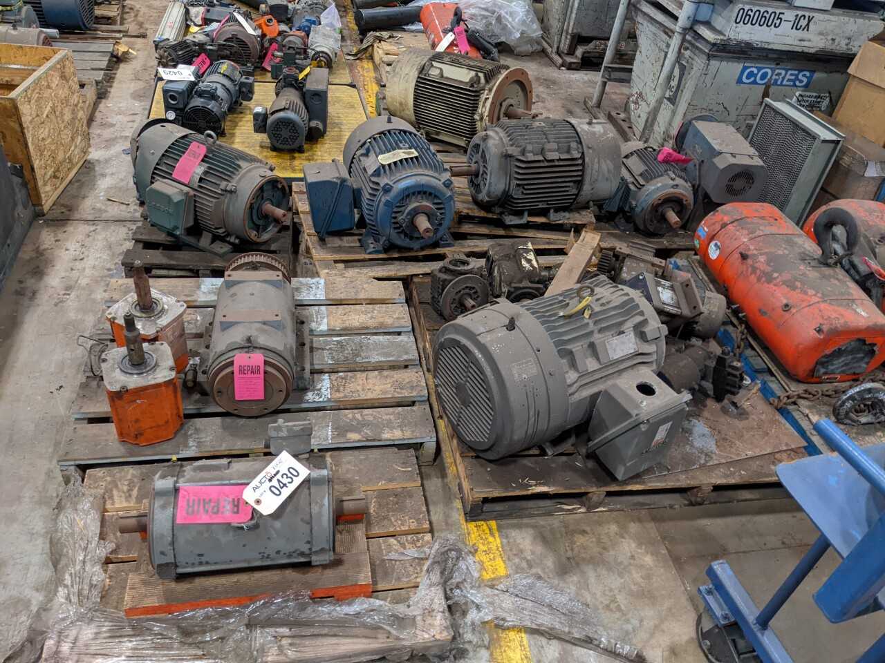 7 PALLETS OF ASSORTED AC MOTORS, SERVO MOTORS, REDUCERS, SIEMENS, WEG, LEESON (NEED REPAIRS) - ELECTRIC MOTORS