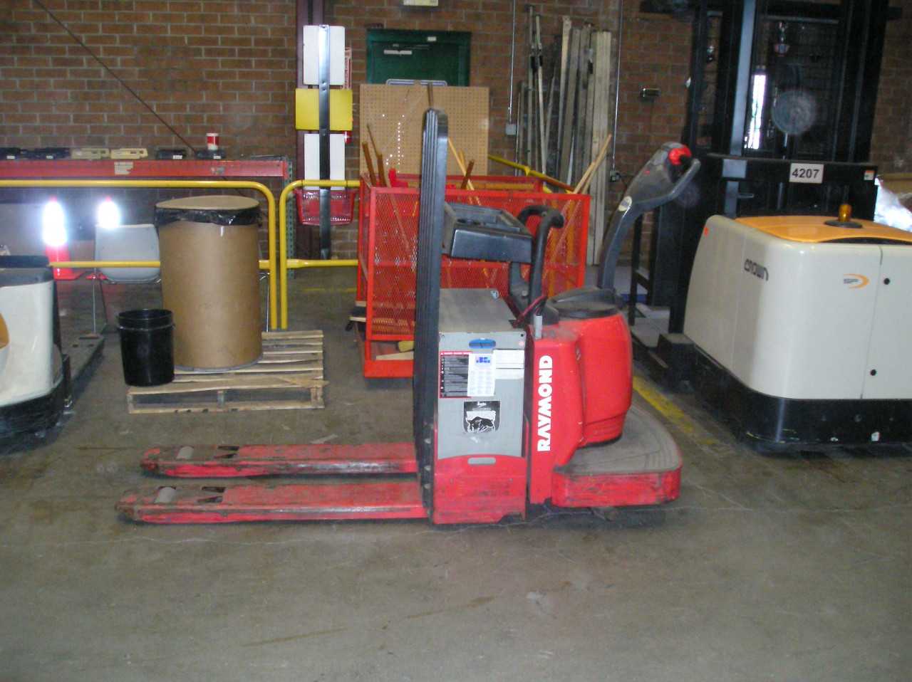 2007 Raymond 8400 rider pallet jack, Henrico, VA - FORKLIFTS