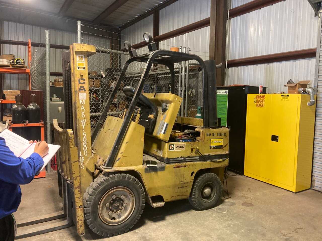 Caterpillar V50C Mustang 5000lb forklift - FORKLIFTS