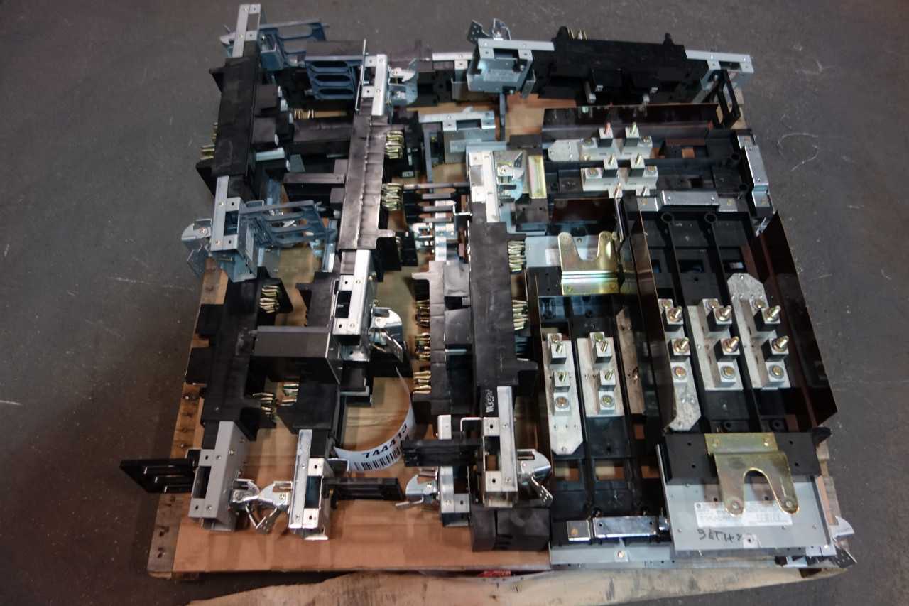 1 PALLET OF ASSORTED CIRCUIT BREAKERS, REPLACEMENT PARTS CIRCUIT BREAKERS- GENERAL ELECTRIC - CIRCUIT BREAKERS
