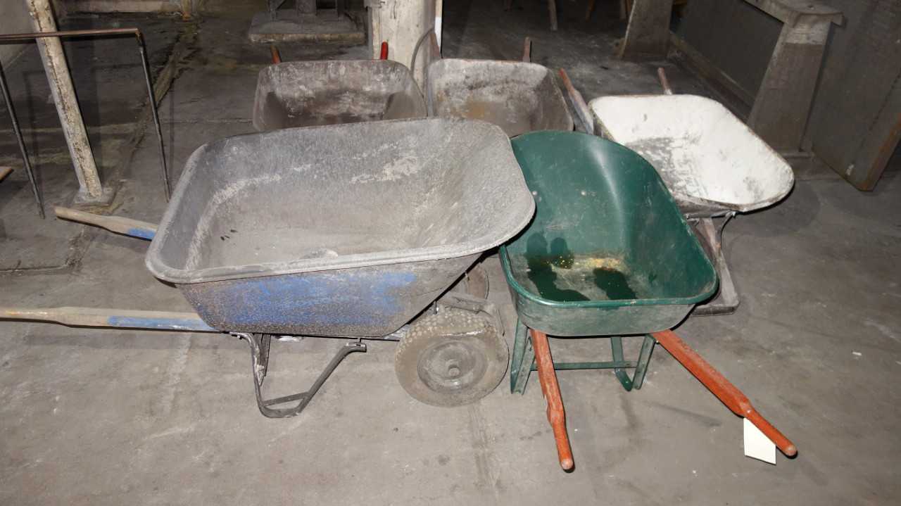 LOT OF 5 WHEELBARROWS - MISCELLANEOUS