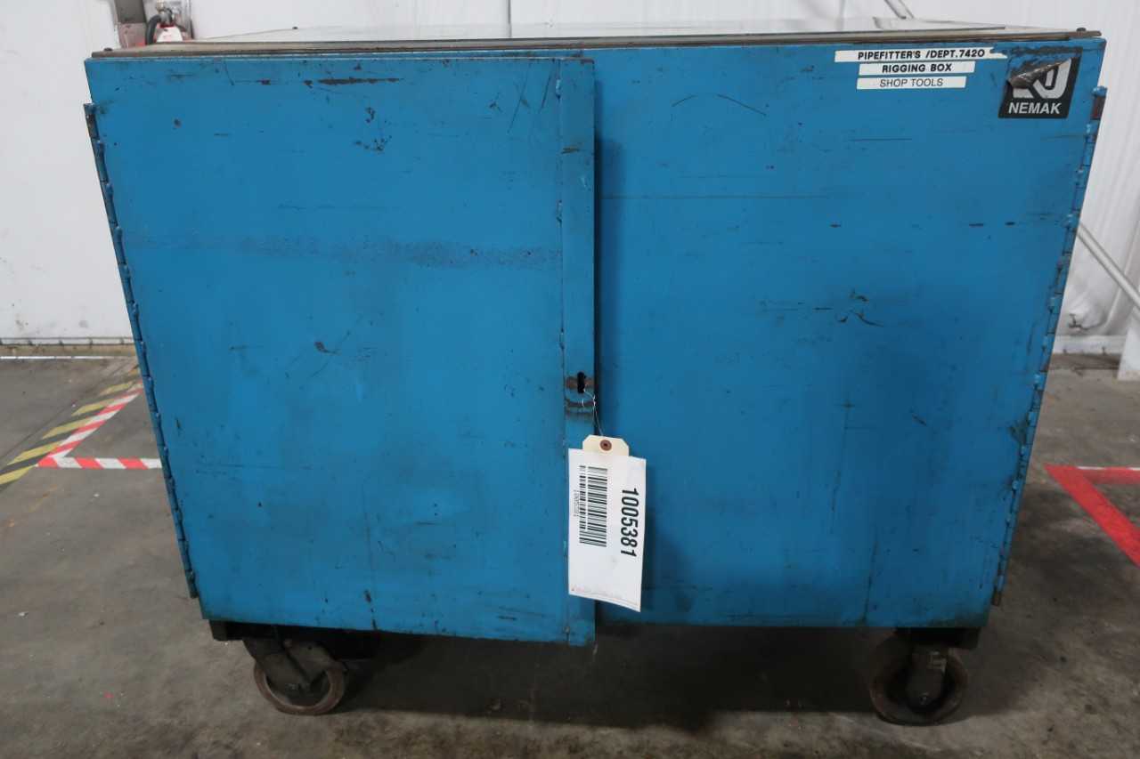 LOCKING 2 DOOR MOBILE TOOL CABINET W/ ASSORTED TOOLS AND HOISTING ACCESSORIES - TOOL STORAGE