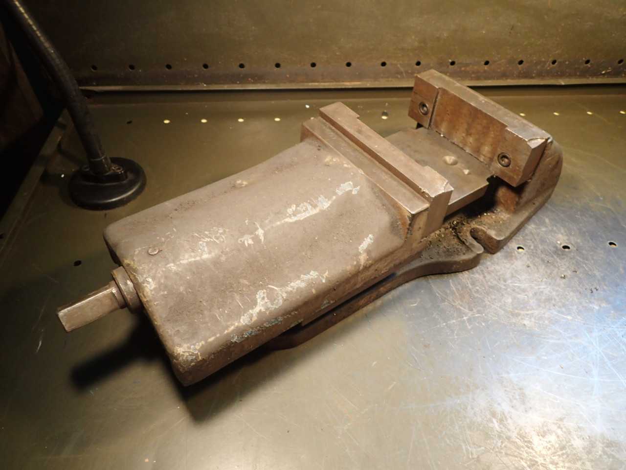 6" Mill Milling Machine Vise: Jaws Open 4", Used in Good Condition - MILLING MACHINE PARTS