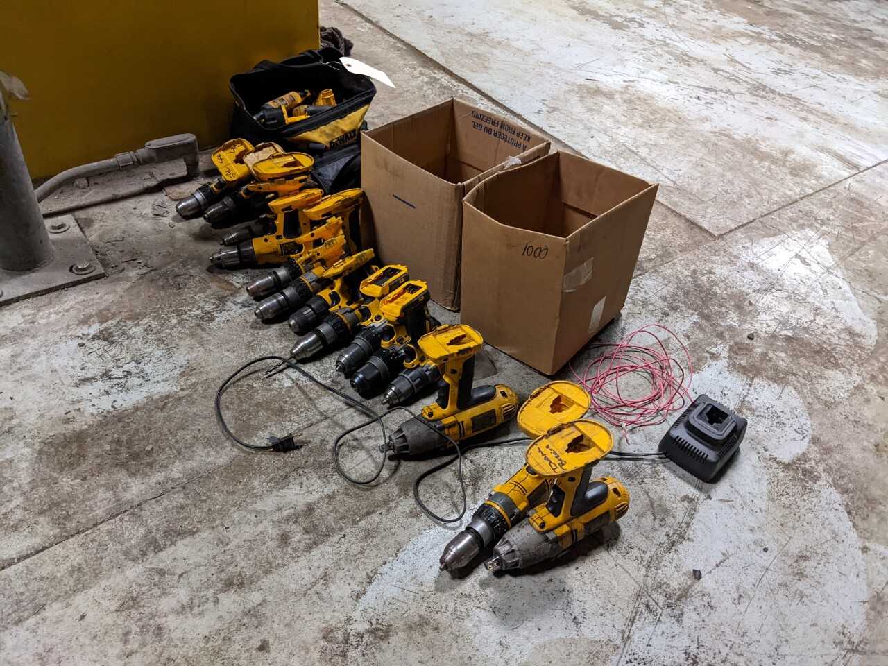 LOT OF ASSORTED DEWALT ELECTRIC DRILLS AND 18V BATTERIES - ELECTRIC POWER TOOLS